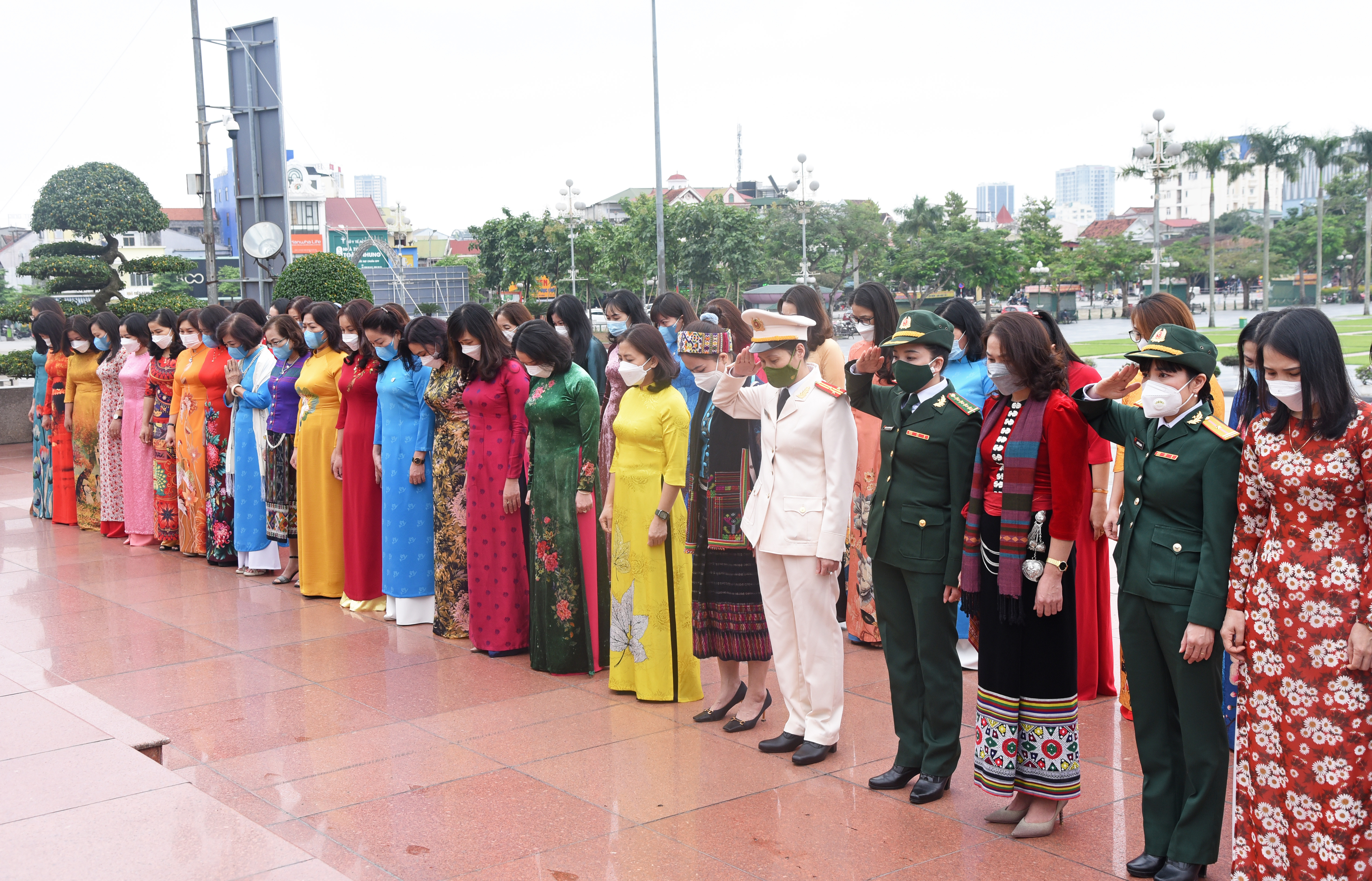 Các đại biểu nguyện hứa tiếp tục học tập và làm theo lời dạy của Chủ tịch Hồ Chí Minh, phấn đấu vì sự tiến bộ của phụ nữ. Ảnh: TG