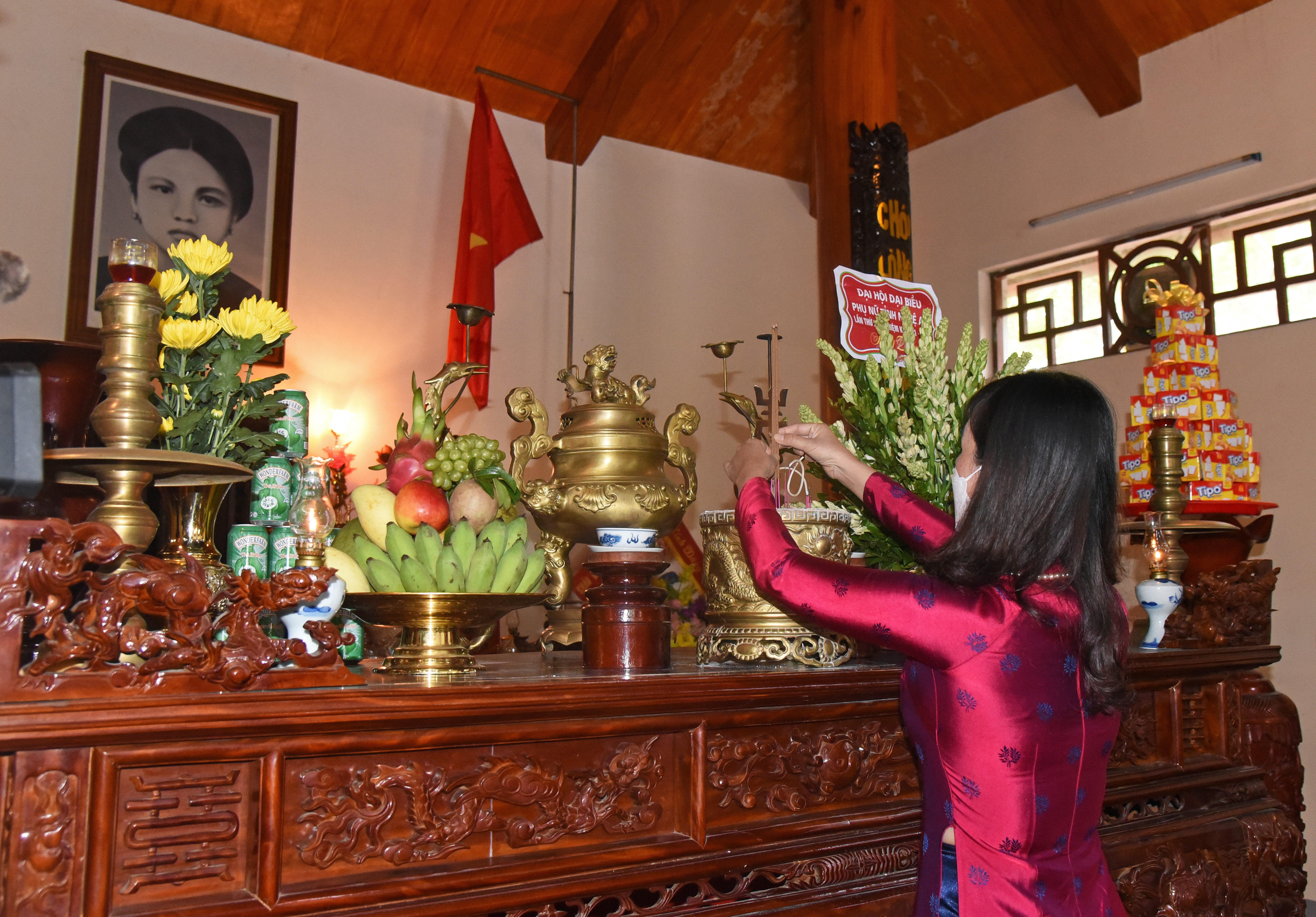 Lãnh đạo Hội LHPN tỉnh dâng hương tại ban thờ ở Nhà tưởng niệm đồng chí Nguyễn Thị Minh Khai. Ảnh: TG