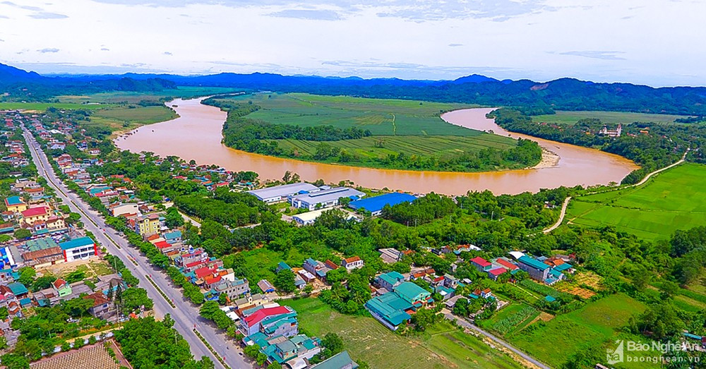 Anh Sơn là huyện miền núi nằm trên trục Quốc lộ 7 của Nghệ An có địa hình đa dạng và nhiều tiềm năng để phát triển nông nghiệp, công nghiệp, thương mại dịch vụ. Ảnh: Quang Dũng.
