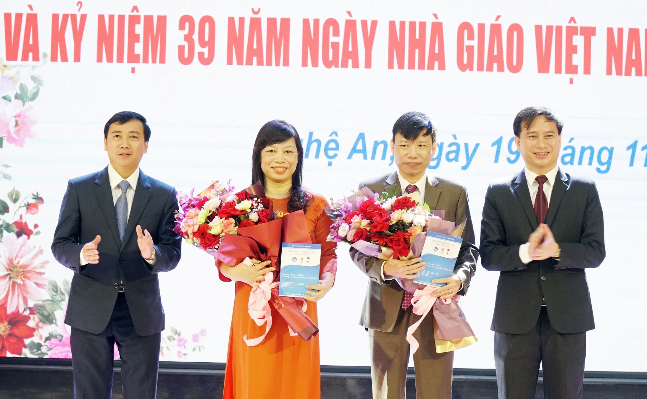 Ban giám hiệu nhà trường trao quà cho hai nhà giáo được phong tặng Danh hiệu Nhà giáo ưu tú. Ảnh: MH