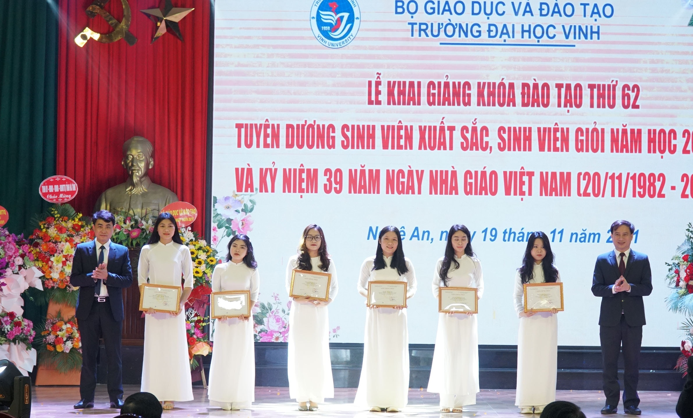 Tuyên dương các sinh viên xuất sắc. Ảnh: MH