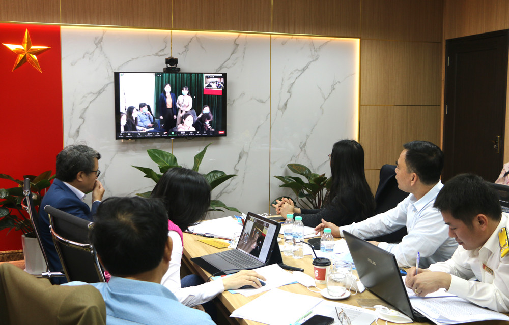 Các doanh nghiệp, hộ kinh doanh đối thoại trực tuyến với Cục thuế tỉnh từ điểm cầu Chi cục thuế Sông Lam II tại Hưng Nguyên. Ảnh: Nguyễn Hải