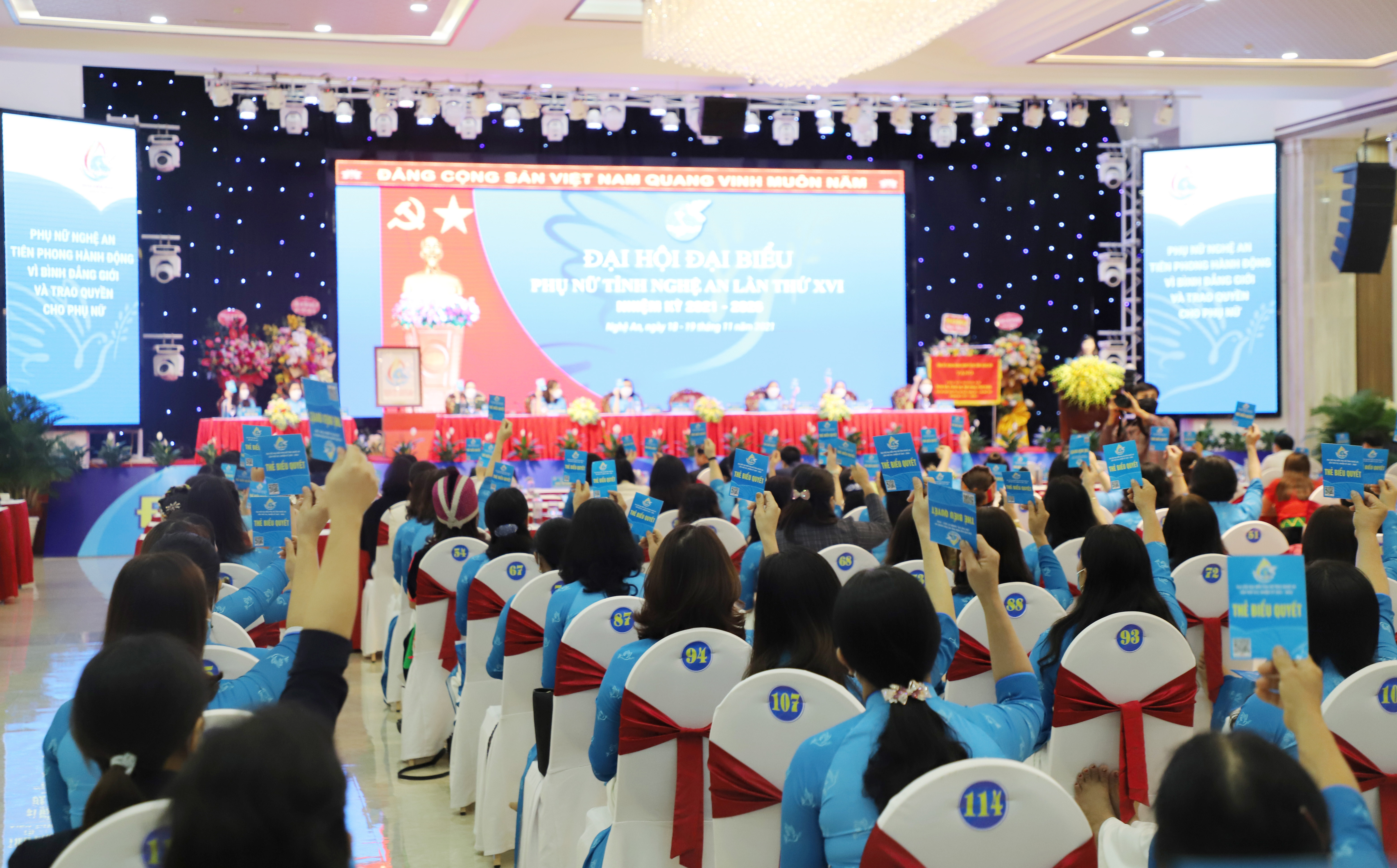 Các đại biểu biểu quyết thông qua dự thảo Nghị quyết Đại hội đại biểu phụ nữ tỉnh Nghệ An lần thứ XVI, nhiệm kỳ 2021-2026. Ảnh: Phạm Bằng