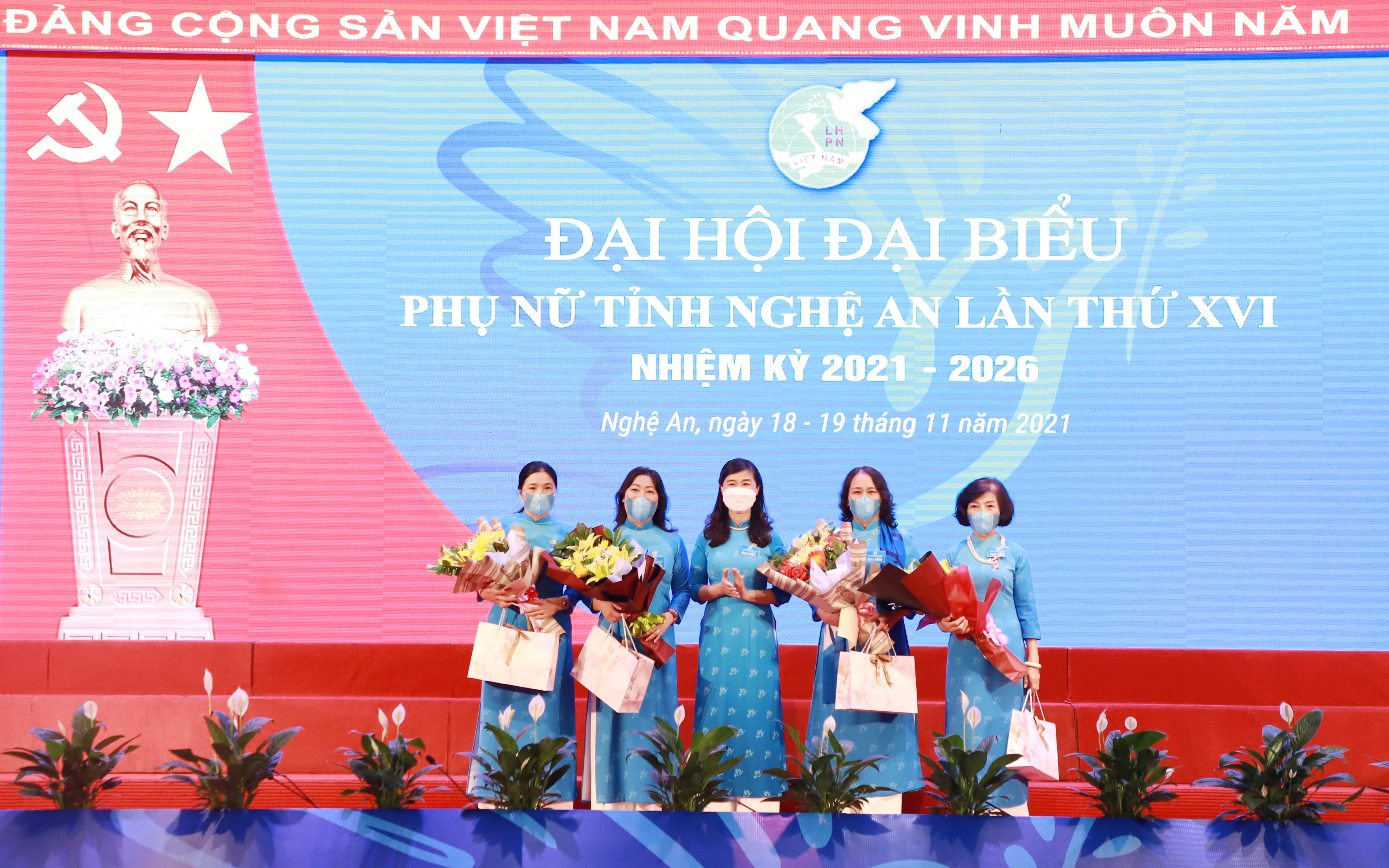 Tặng hoa, trao quà lưu niệm cho các ủy viên Ban Chấp hành Hội LHPN tỉnh khóa XV không tái cử. Ảnh: Phạm Bằng