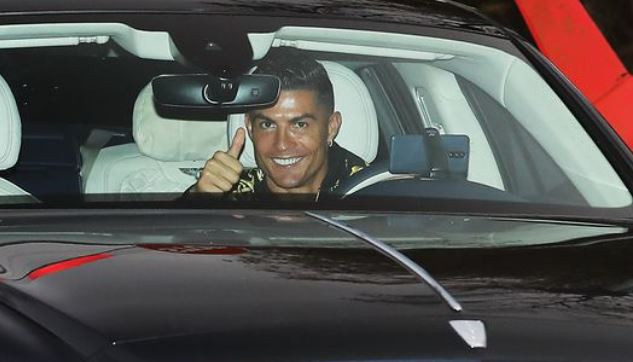 Ronaldo rời trung tâm huấn luyện của Man United.