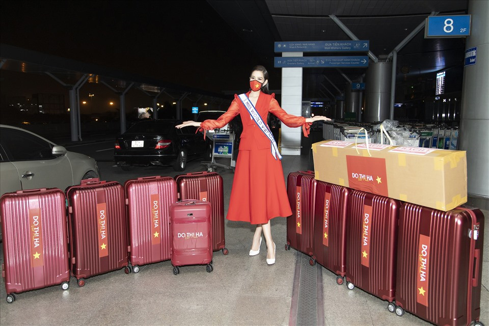 Đóng gói 10 kiện hành lý, không chỉ trang phục dự thi mà còn có thức ăn dự trữ và cả nhạc cụ dân tộc – đàn T'rưng để phục vụ phần thi tài năng tại Miss World 2021. Tổng trọng lượng lên đến gần 200kg.