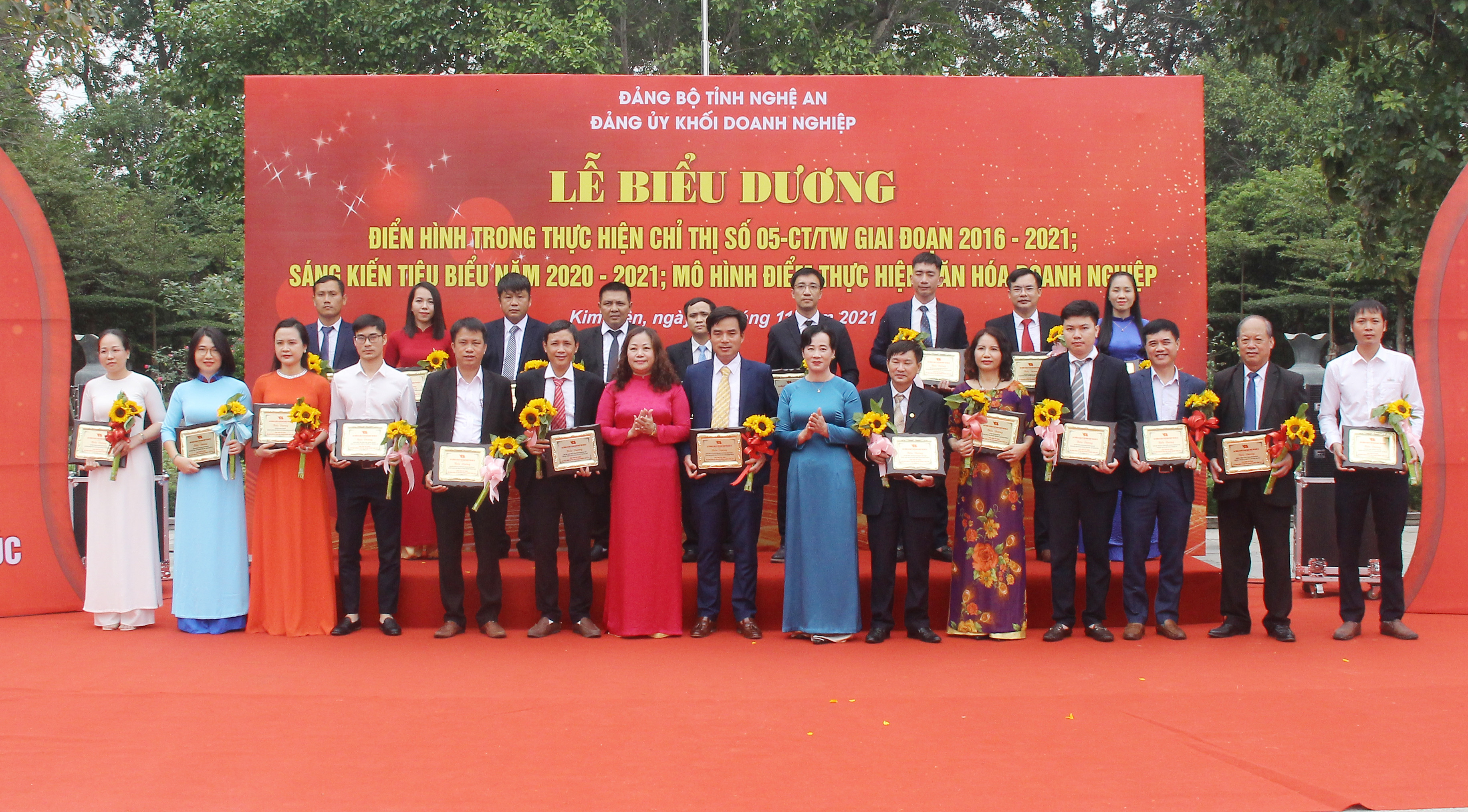 Đồng chí Nguyễn Thị Thi Hường và đồng chí Phan Thị Hoan tặng hoa chúc mừng các điển hình trong thực hiện