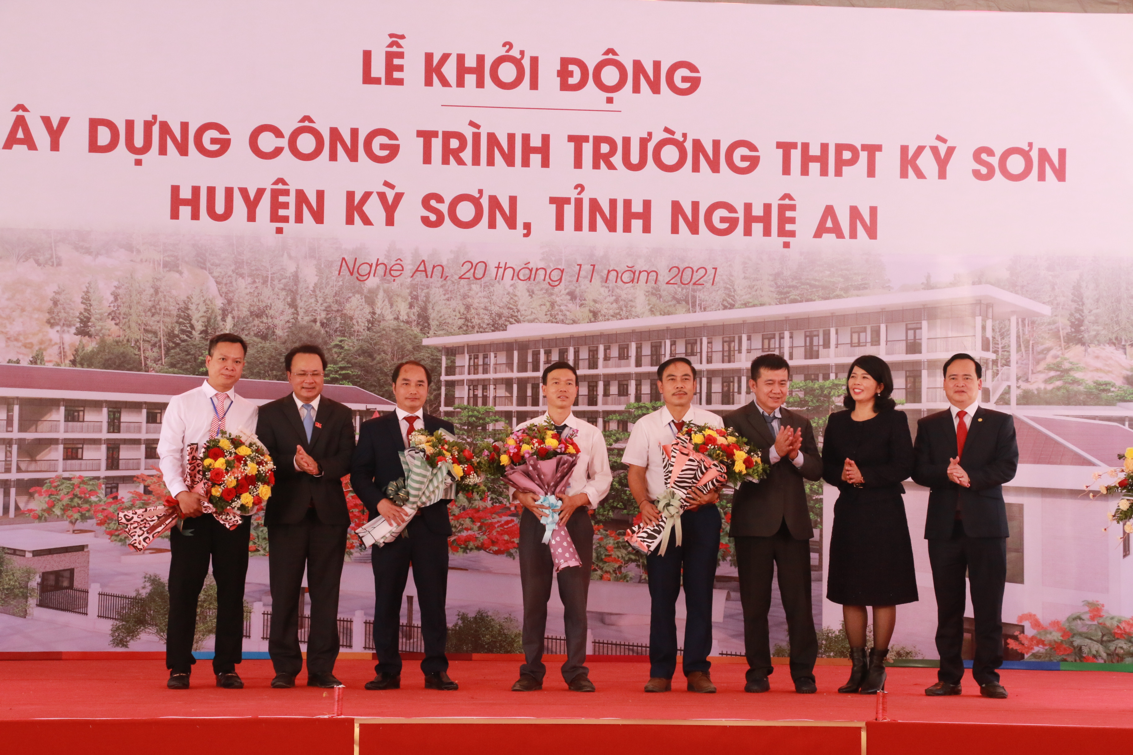 Đồng chí Nguyễn Nam Đình tặng hoa cho các đơn vị tài trợ và các giáo viên Trường THPT Kỳ Sơn. Ảnh: MH