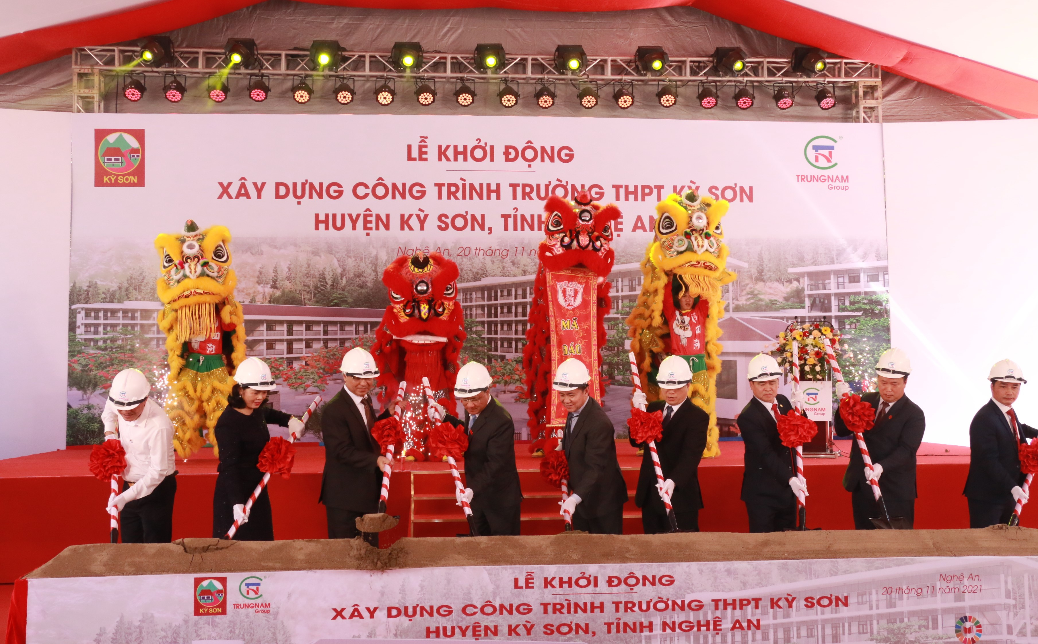 Các đại biểu thực hiện nghi lễ khởi động xây dựng Trường THPT Kỳ Sơn. Ảnh: MH