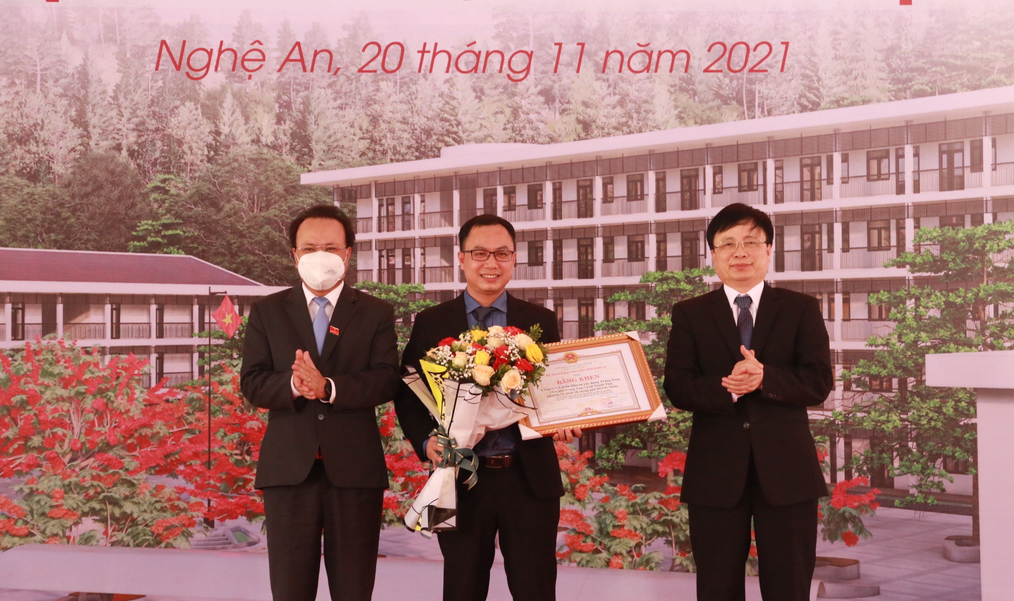 Đồng chí Nguyễn Nam Đình và Bùi Đình Long trao tặng Bằng khen của UBND tỉnh. Ảnh - MH