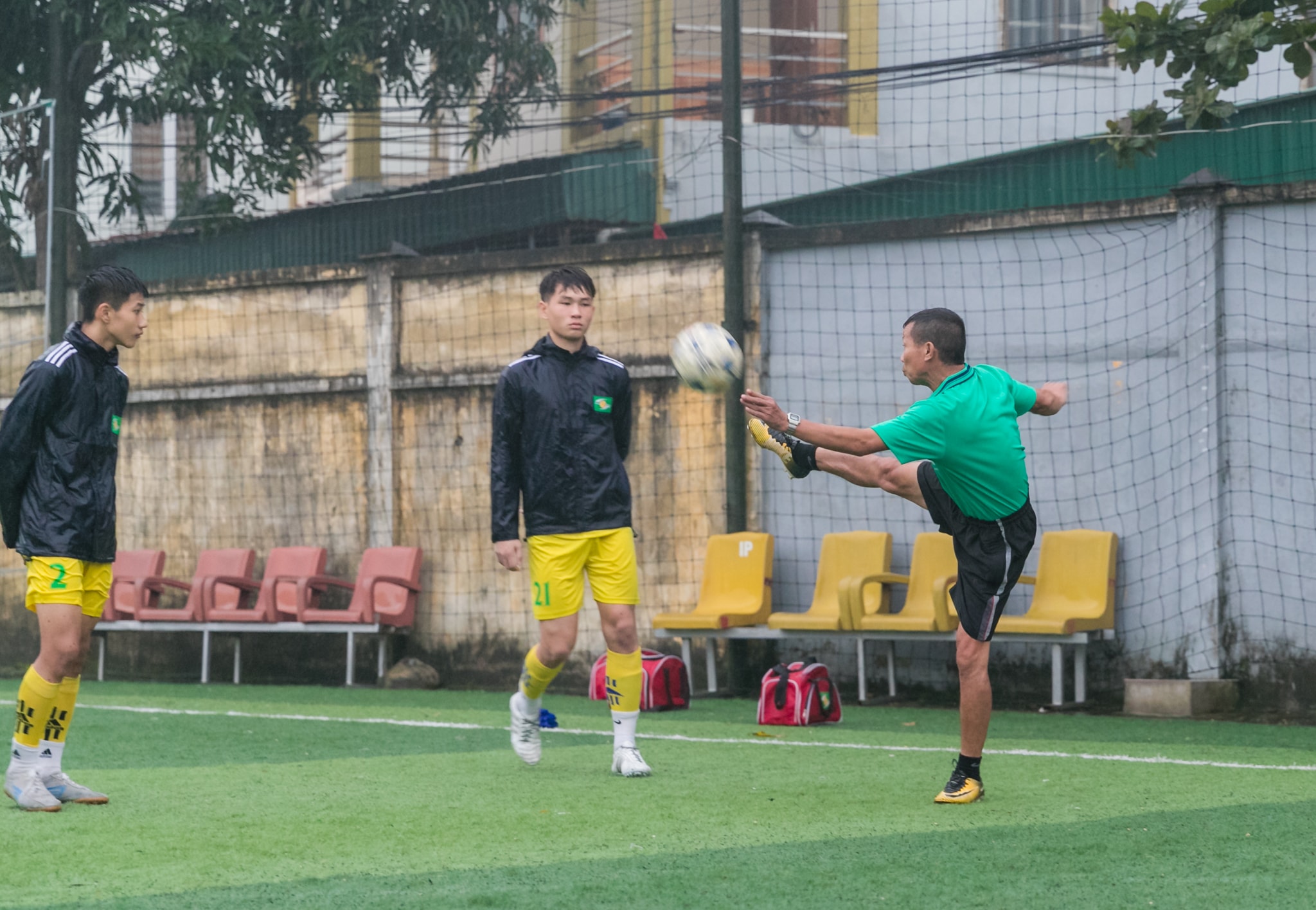 Suốt gần 20 năm làm huấn luyện thầy Phương đã mang về nhiều tấm huy chương cho bóng đá trẻ SLNA. Ảnh: Đức Anh