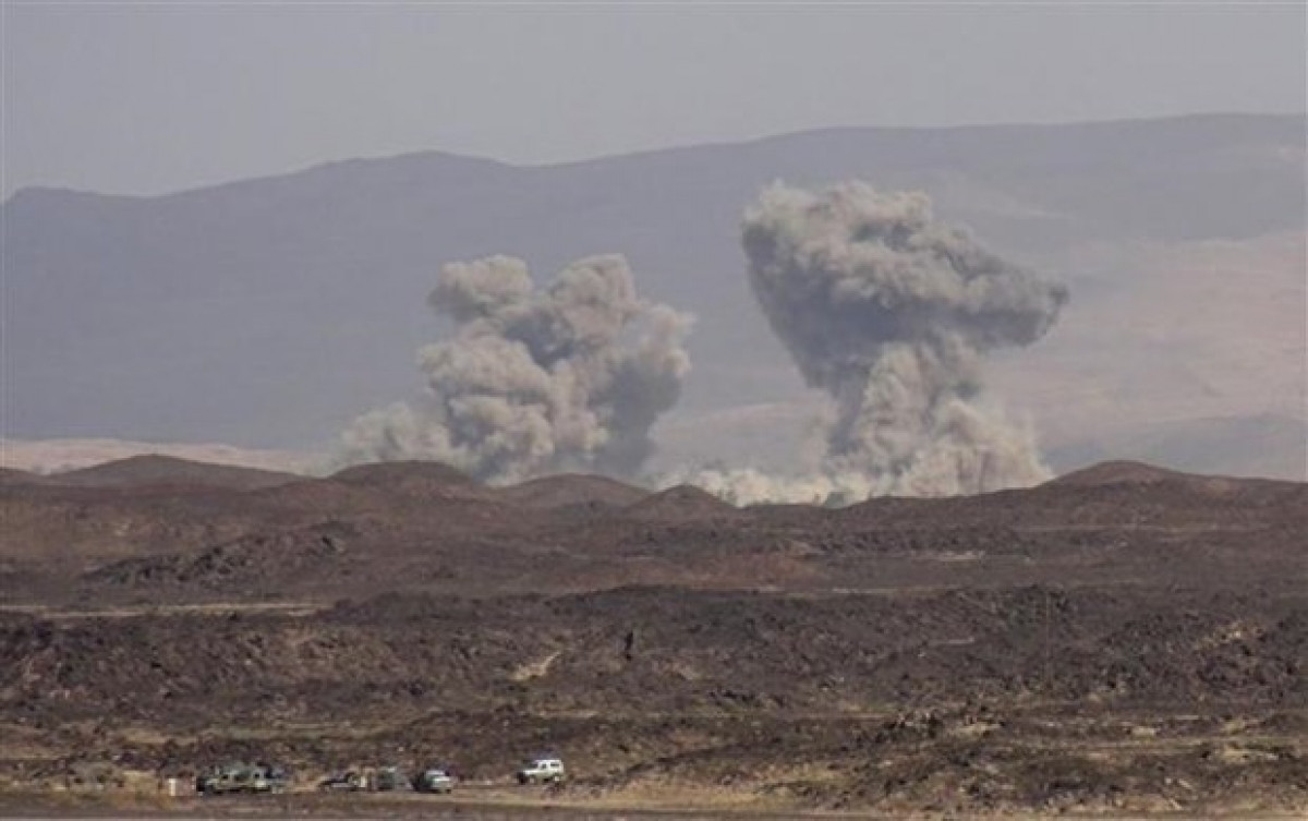 Khói bốc lên sau một vụ không kích của liên quân do Saudi Arabia dẫn đầu nhằm vào các mục tiêu của phiến quân Houthi ở khu vực Algevinh thuộc tỉnh Marib (Yemen), hồi tháng 4/2021. (Ảnh: AFP/TTXVN)