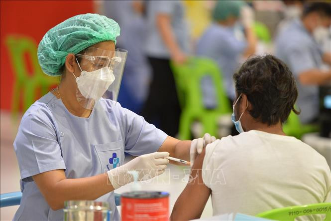 Nhân viên y tế tiêm vaccine COVID-19 cho người dân tại Bangkok, Thái Lan ngày 18/11/2021. Ảnh: THX/TTXVN