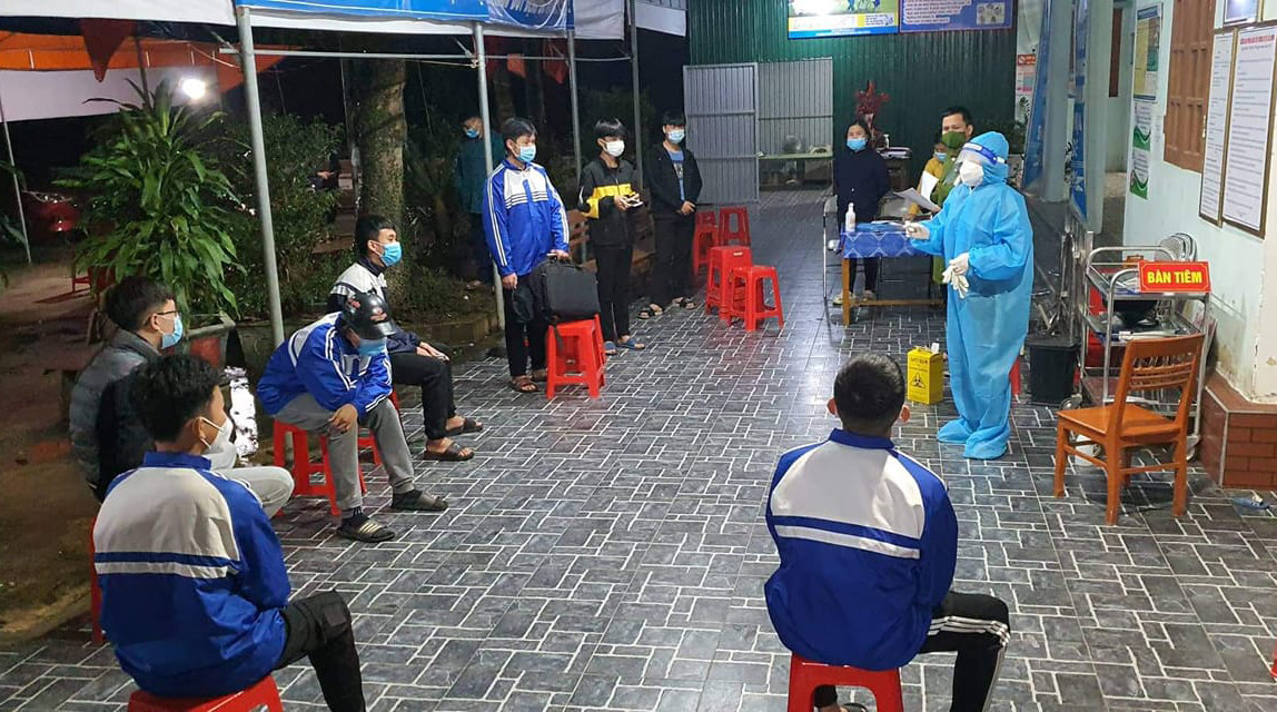Tổ chức lấy mẫu xét nghiệm trong đêm tại xã Đại Đồng. Ảnh: Huy Thư