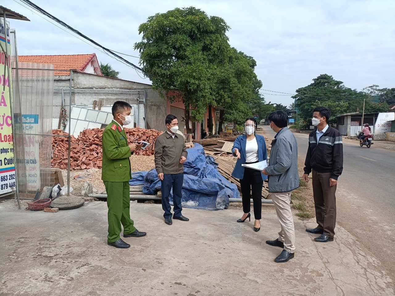 Lãnh đạo huyện Nghĩa Đàn kiểm tra công tác phòng chống Covid-19 ở xã Nghĩa An. Ảnh Liên Thanh