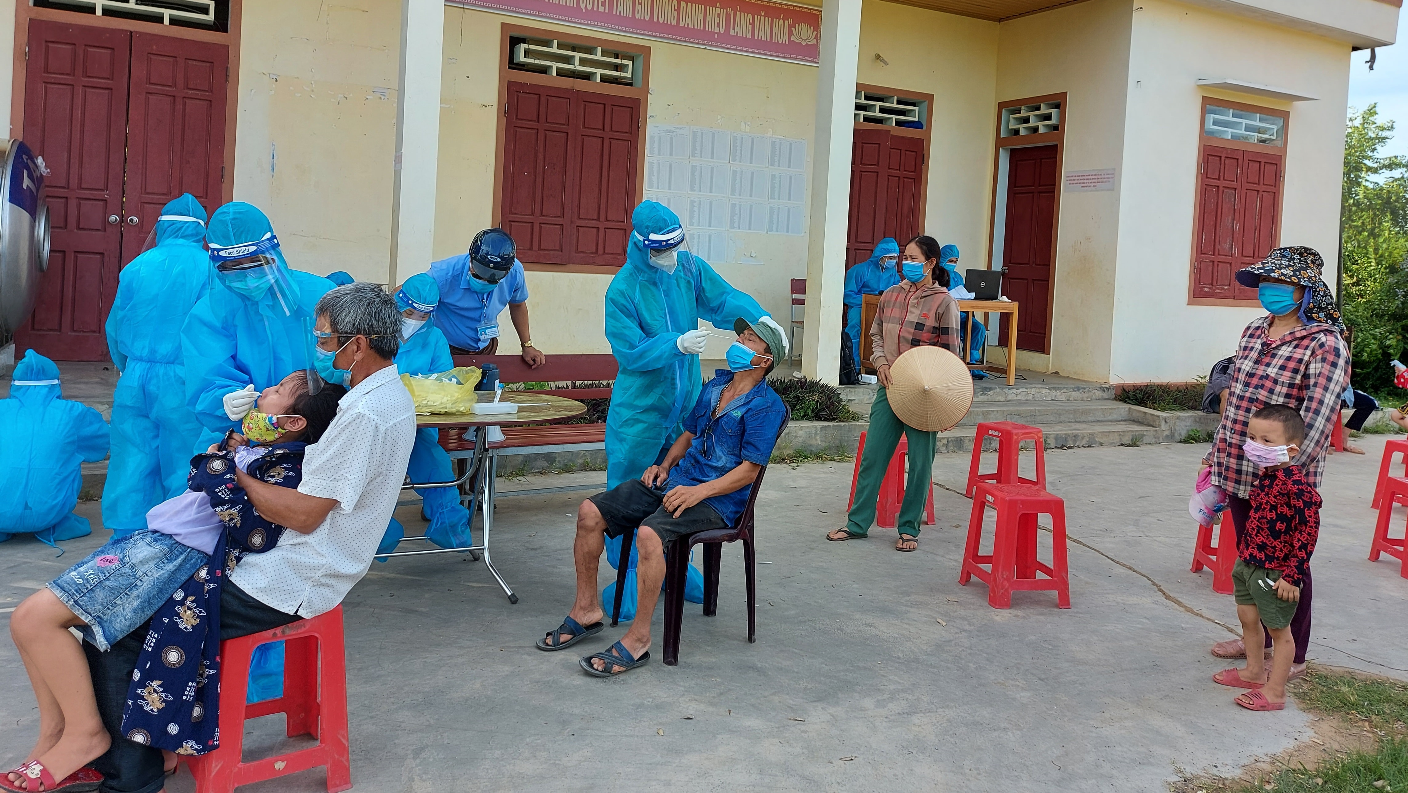 Lẫy mẫu xét nghiệm Covid-19 trên địa bàn huyện Nghĩa Đàn. Ảnh Thái Trường