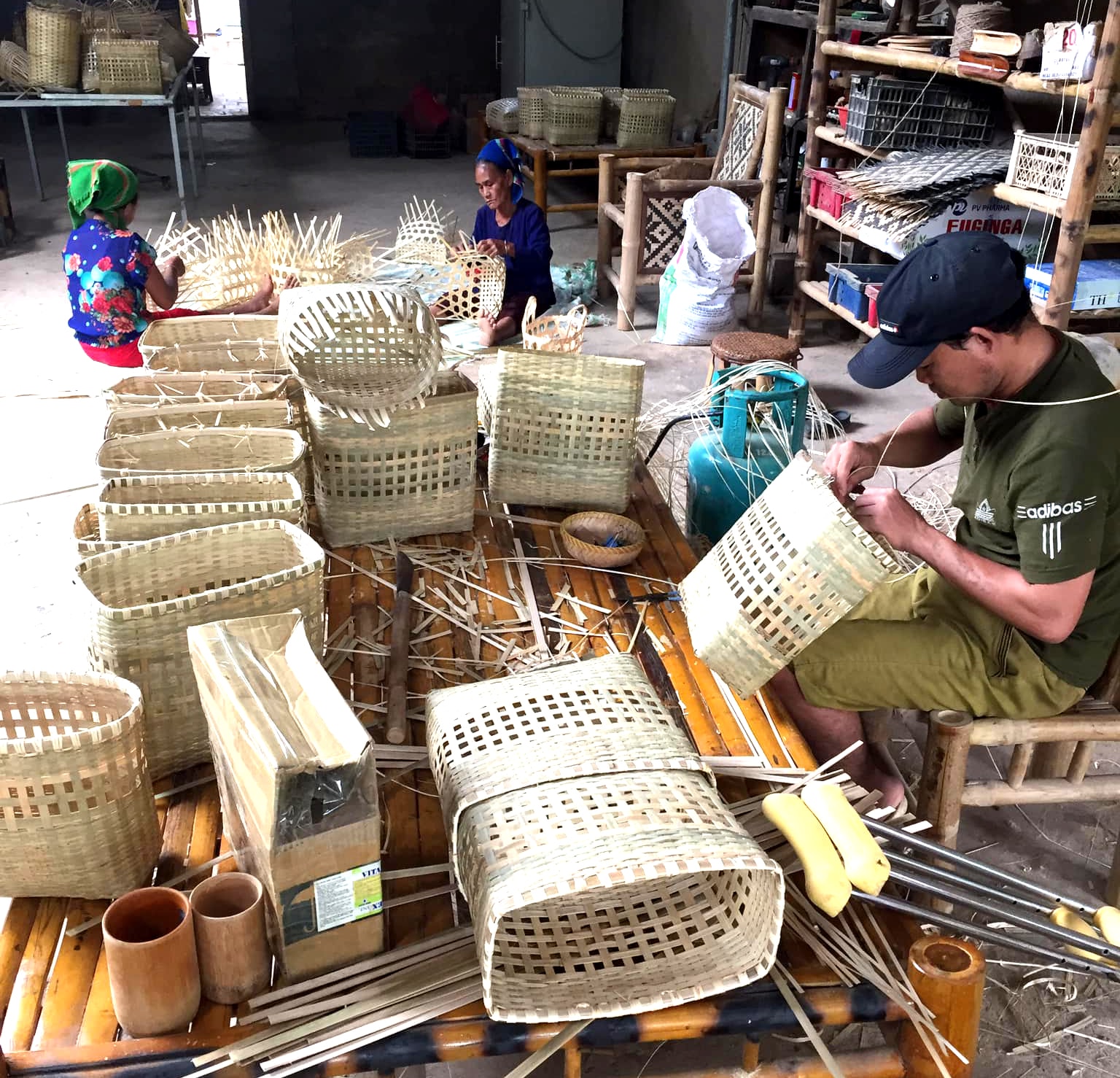 Nhiều sản phẩm thủ công mỹ nghệ được làm từ tre mét đang được thị trường ưa chuộng. Ảnh: Thanh Phúc