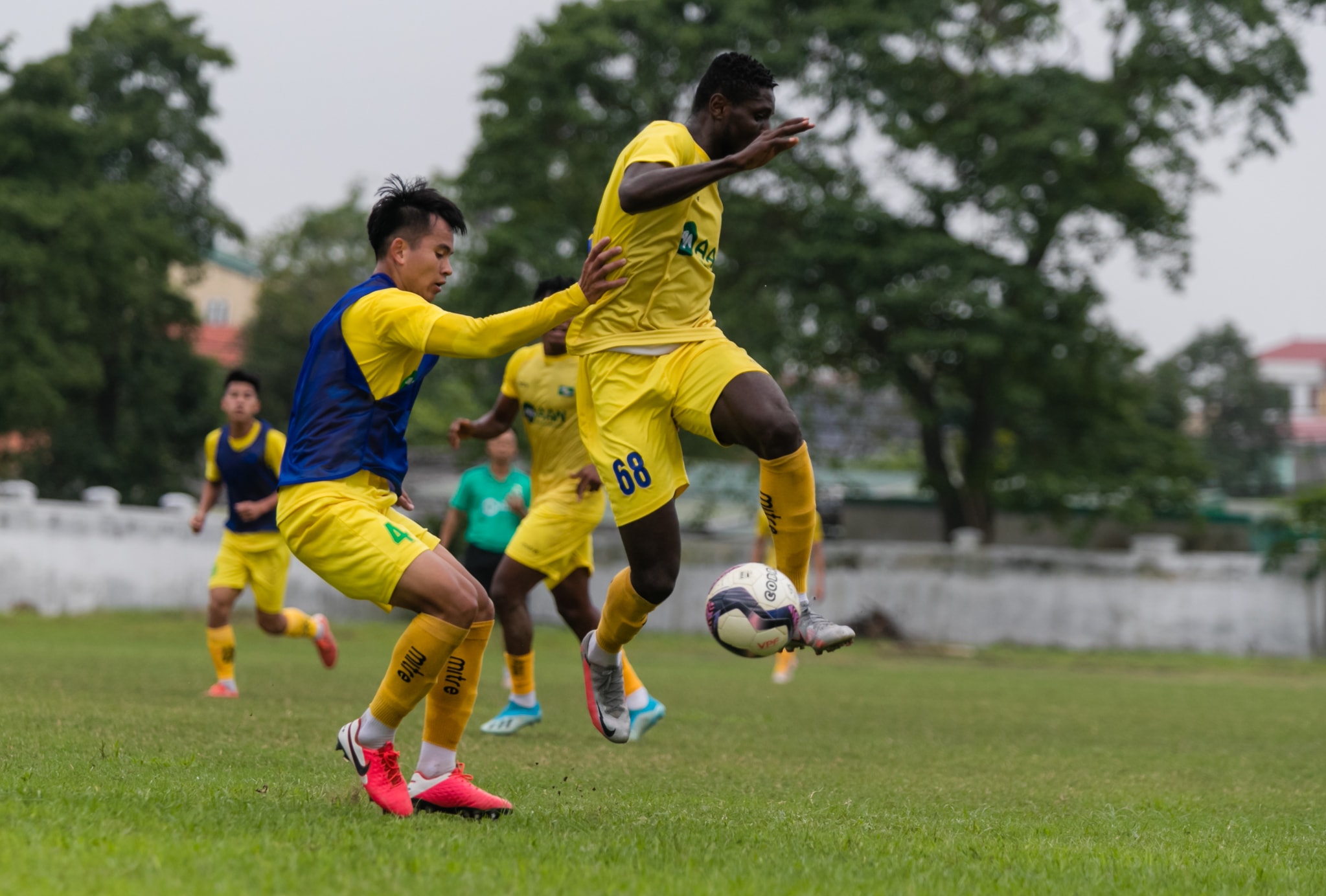 Chỉ huy hàng phòng ngự của U21 SLNA tại giải U21 quốc gia năm nay chắc chắn sẽ là Thái Bá Sang. Trung vệ này đã có 2 năm thi đấu tại đội 1 SLNA. Trong năm 2020 khi mà đội bóng xứ Nghệ phải đối mặt với nhiều cầu thủ bị chấn thương thì Thái Bá Sang đã được trao cơ hội chơi ở V.League và anh đã có nhiều trận đấu chơi rất tốt để lại nhiều ấn tượng cho người hâm mộ. Vì thế giải đấu năm nay, bằng kinh nghiệm của mình Sang sẽ là thủ lĩnh tuyến dưới của U21 SLNA. Ảnh: Đức Anh