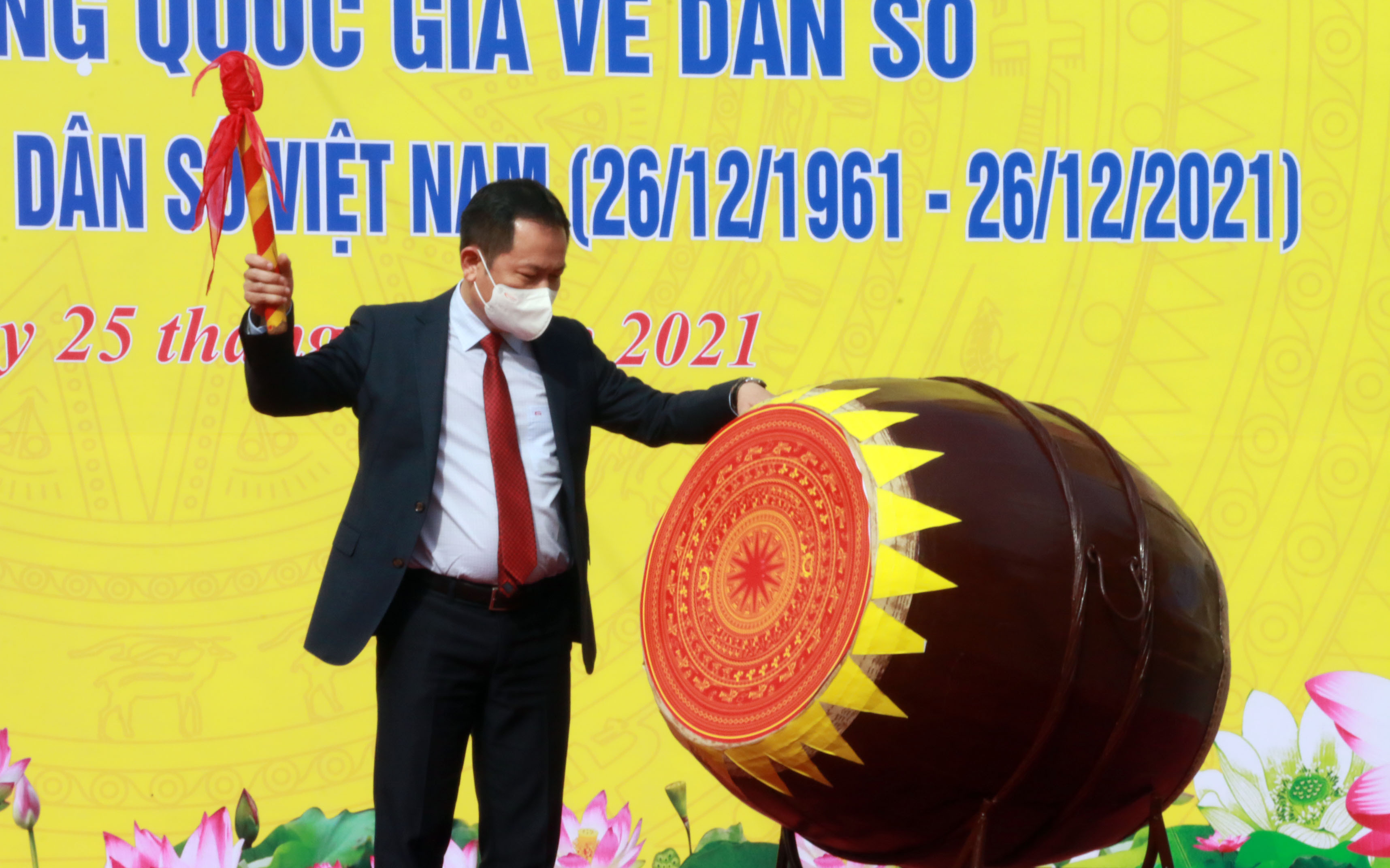 Đồng chí Nguyễn Hữu Lê đánh trông tại lễ phát động. Ảnh: Mỹ Hà