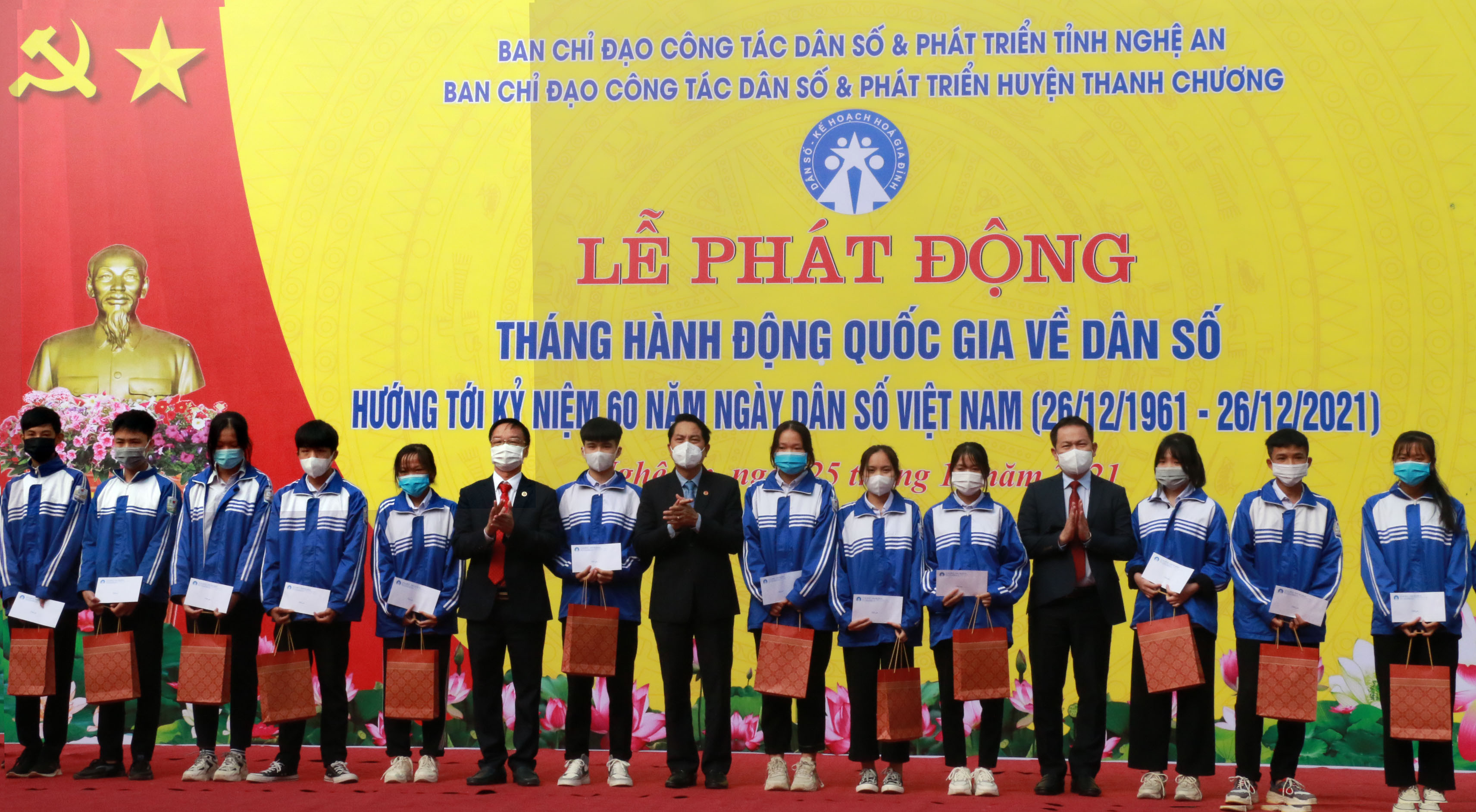 Trao quà cho các học sinh nghèo vượt khó của Trường THPT Nguyễn Cảnh Chân. Ảnh: MH