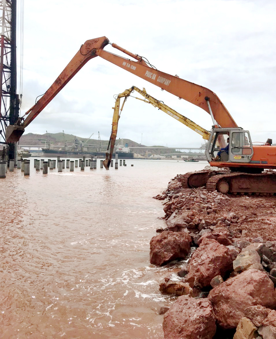 Cùng với nhân công, các máy móc, thiết bị được nhà thầu huy động tối đa cho tiến độ xây dựng các cầu cảng. Ảnh Nguyễn Hào