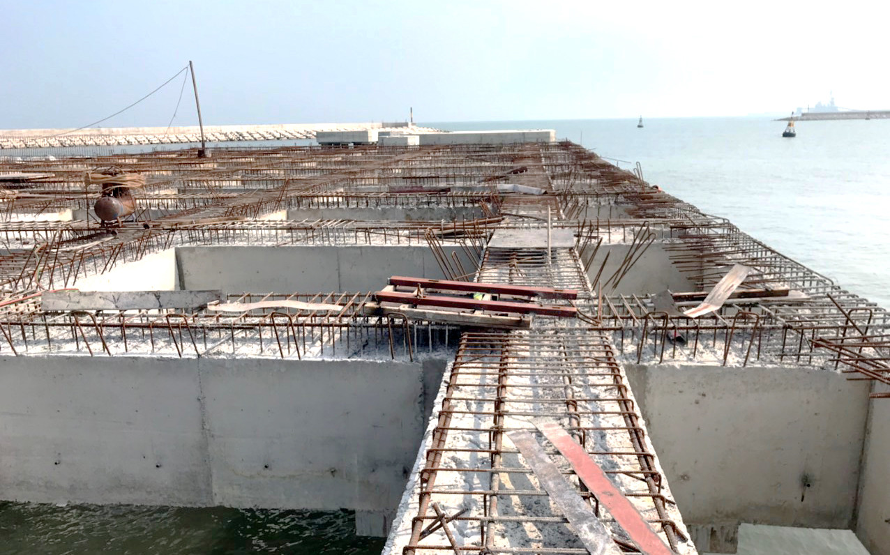 Hệ thống dầm đỡ bến cảng số 7 đã cơ bản hoàn thành. Ảnh Nguyễn Hào