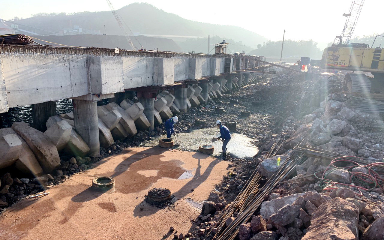 Công nhân thi công hệ thống chống sóng cho bến cảng. Ảnh Nguyễn Hào
