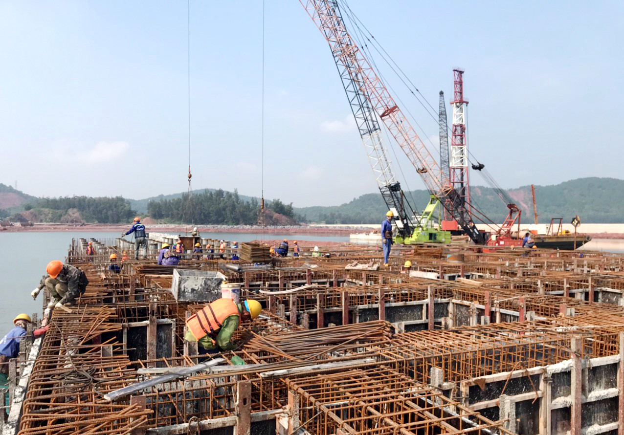 Bến cảng số 7 đến nay đã hoàn thành 75% khối lượng công việc. Dự kiến có thể bàn giao đưa vào sử dụng trong tháng 2/2022. Ảnh Nguyễn Hào