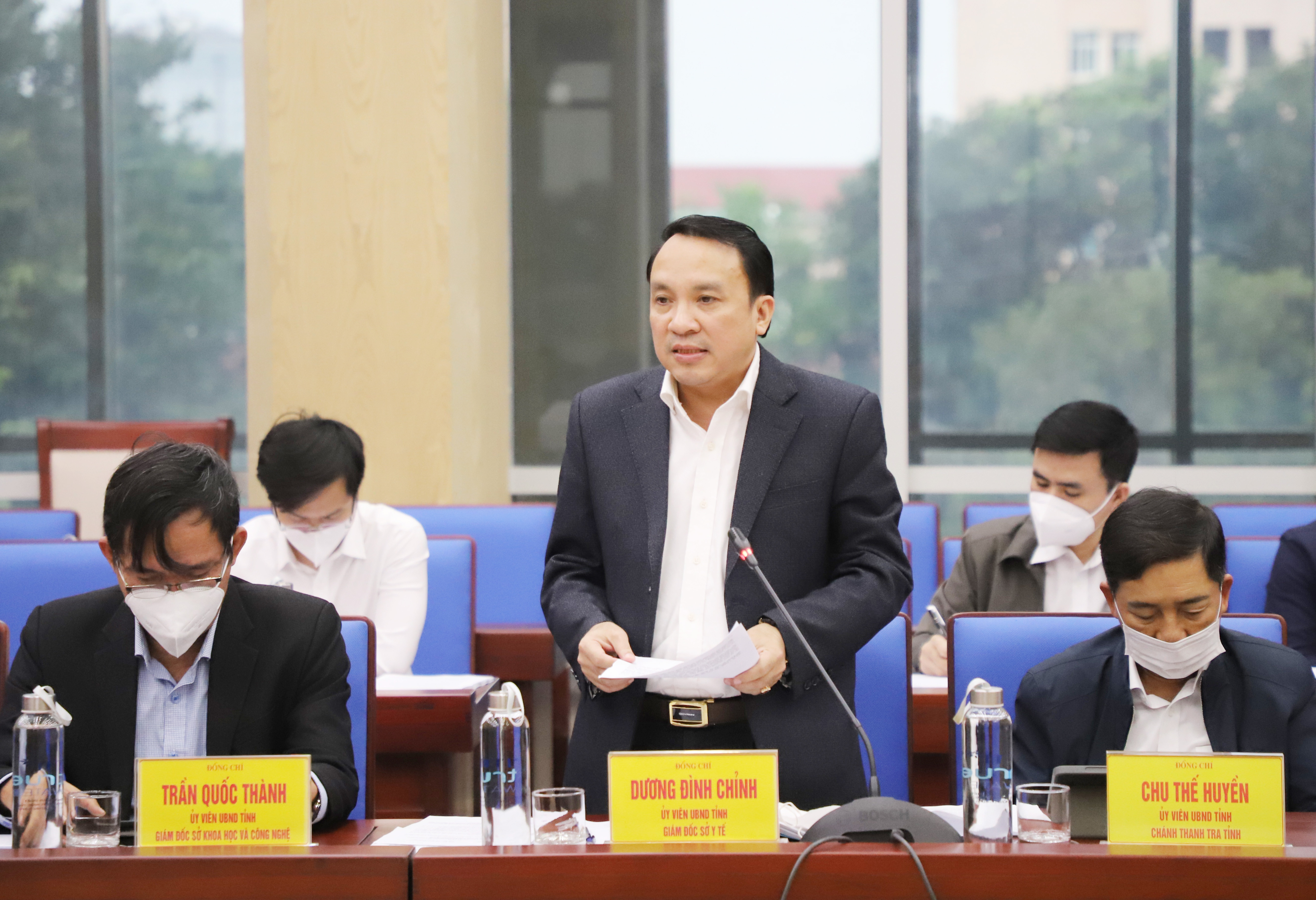 PGS,TS Dương Đình Chỉnh  - Giám đốc Sở Y tế trình bày dự thảo Nghị quyết. Ảnh: Phạm Bằng