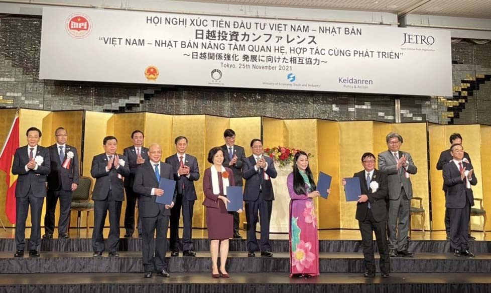 Biên bản ghi nhớ được các bên trao tại Hội nghị Xúc tiến đầu tư Việt Nam - Nhật Bản dưới sự chứng kiến của Thủ tướng Chính phủ Phạm Minh Chính