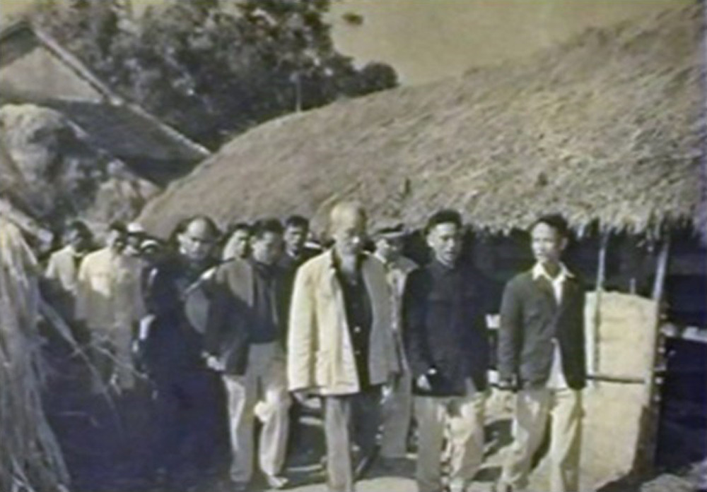 Bác Hồ về thăm xã Vĩnh Thành (Yên Thành) tháng 12/1961. Ảnh: Tư liệu
