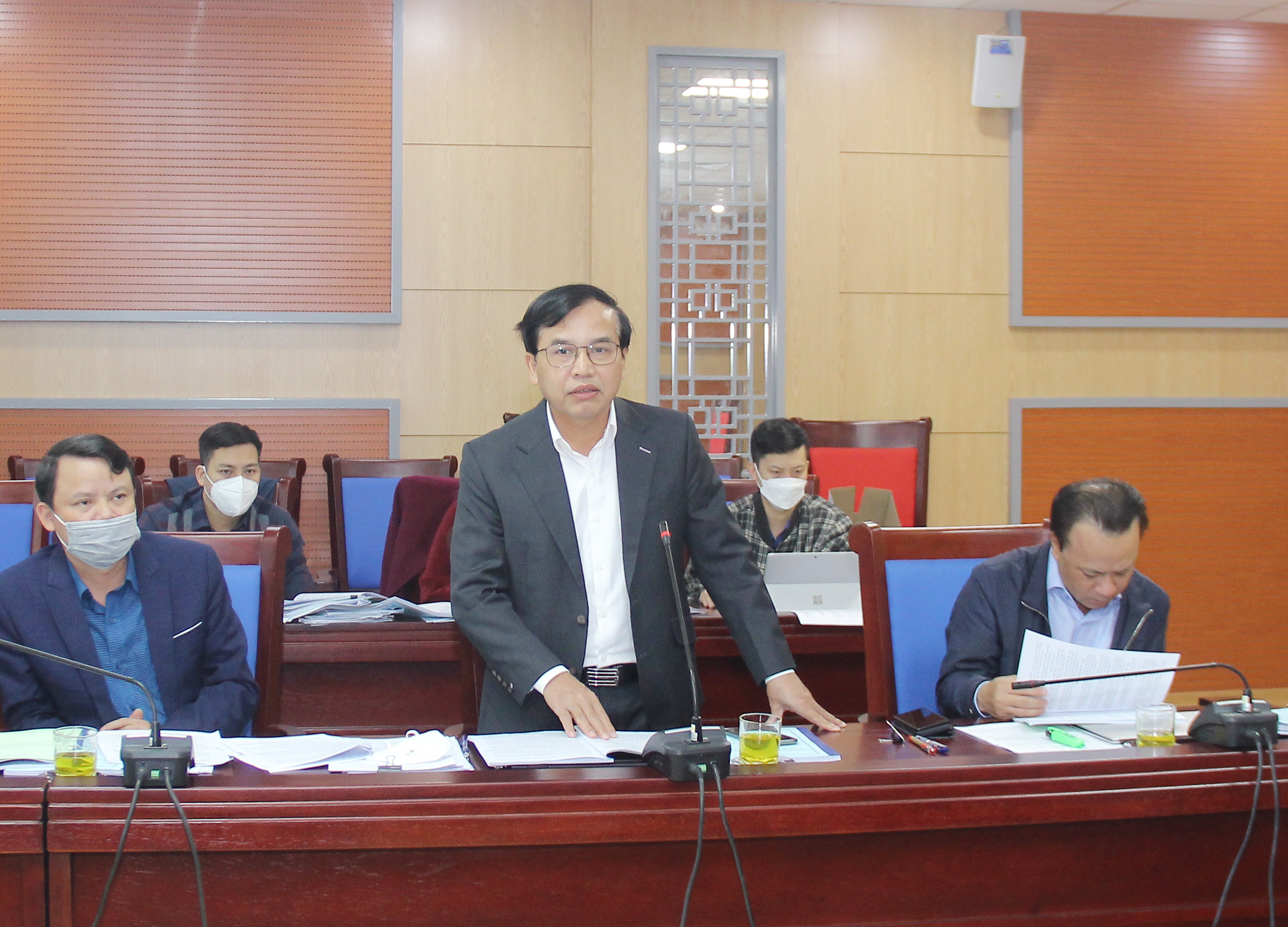 Đồng chí Nguyễn Như Khôi - Ủy viên Ban Chấp hành Đảng bộ tỉnh, Phó Chủ tịch HĐND tỉnh tham gia ý kiến tại cuộc họp. Ảnh: Mai Hoa