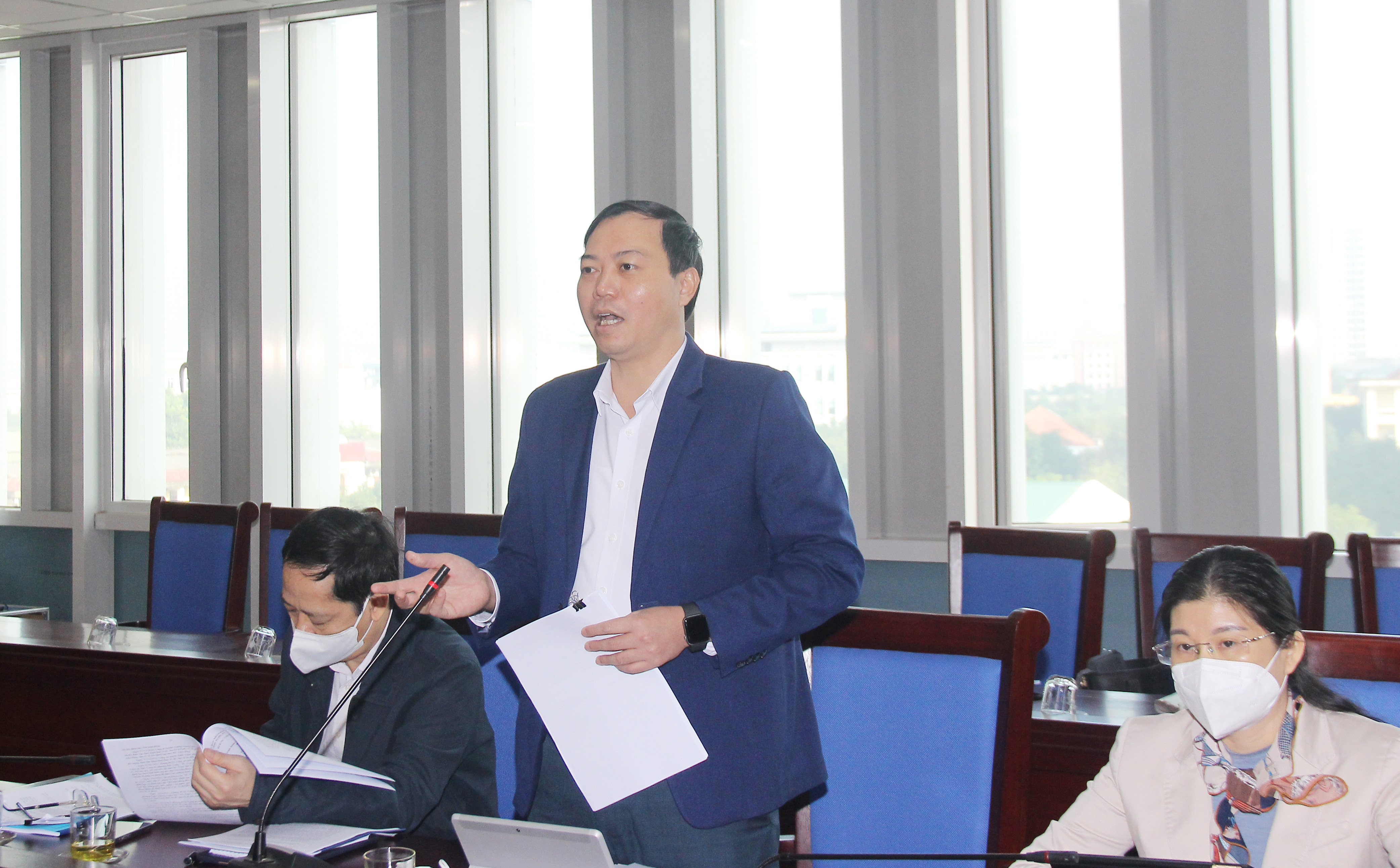 Đồng chí Chu Đức Thái - Trưởng ban Pháp chế HĐND tỉnh tham gia ý kiến tại cuộc họp. Ảnh: Mai Hoa
