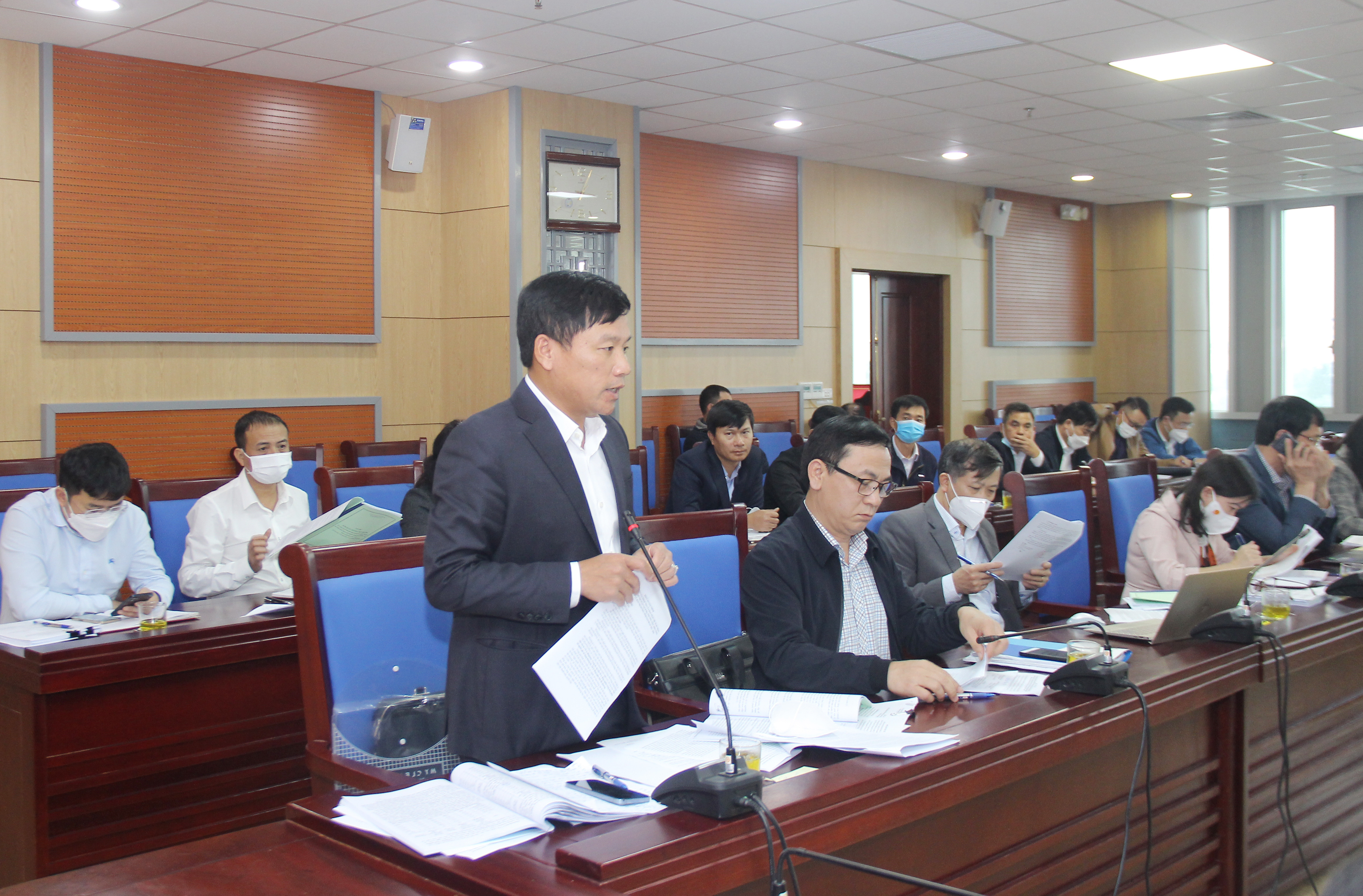 Đồng chí Hoàng Phú Hiền - Ủy viên Ban Chấp hành Đảng bộ tỉnh, Giám đốc Sở Giao thông - Vận tải tiếp thu và giải trình một số vấn đề Ban Pháp chế đặt ra.