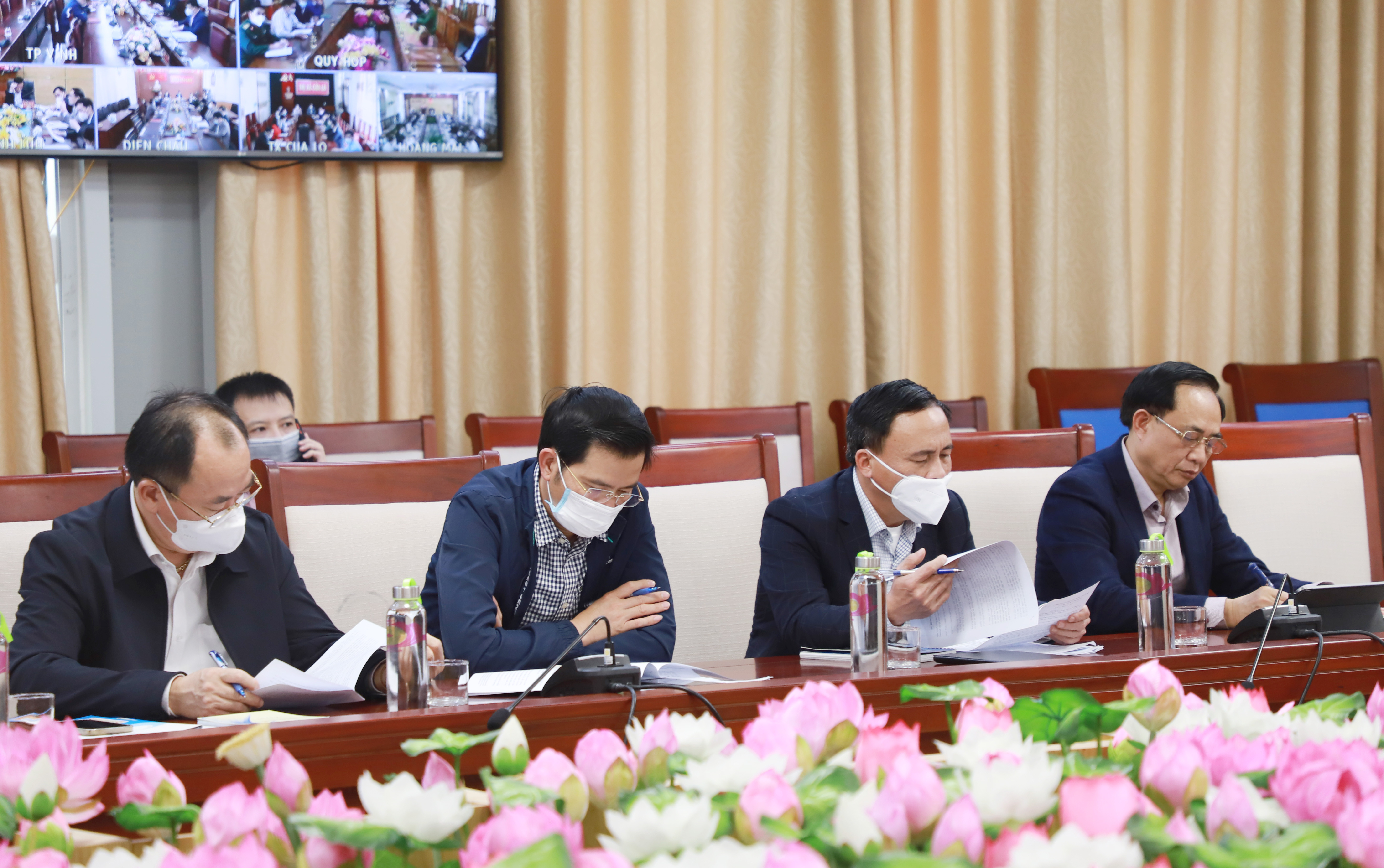 Các thành viên Trung tâm phòng, chống dịch Covid-19 tỉnh dự họp. Ảnh: Phạm Bằng