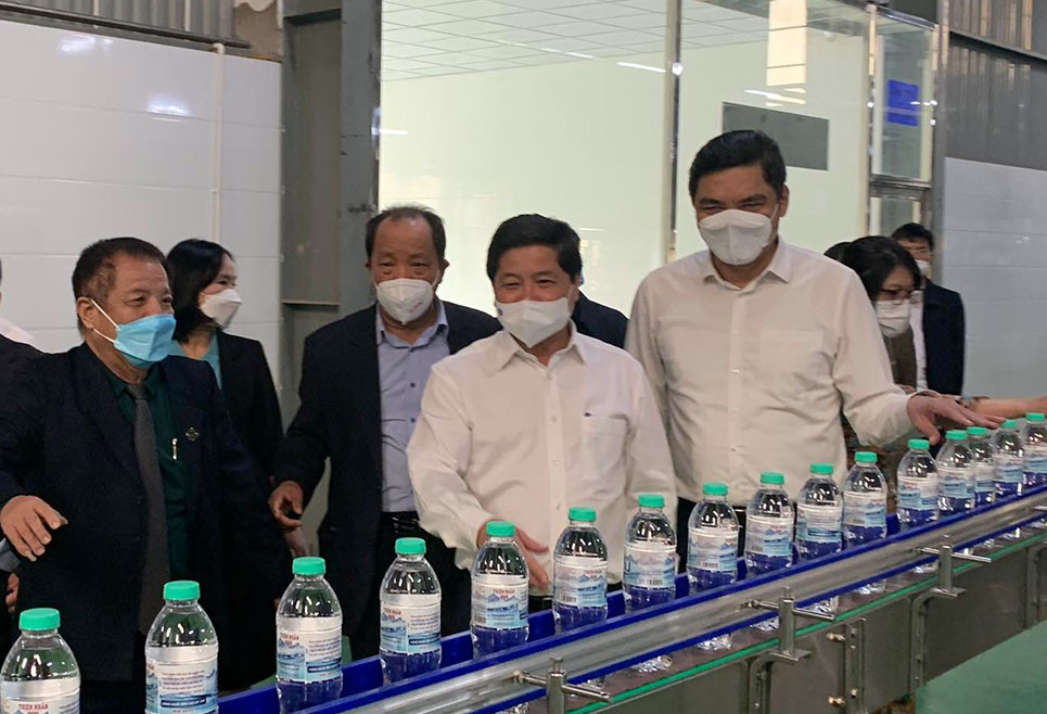 Thứ trưởng và đoàn công tác tham quan dây chuyền sản xuất nước khoáng của Tổng công ty cổ phần VTNN Nghệ An. Ảnh: Phú Hương