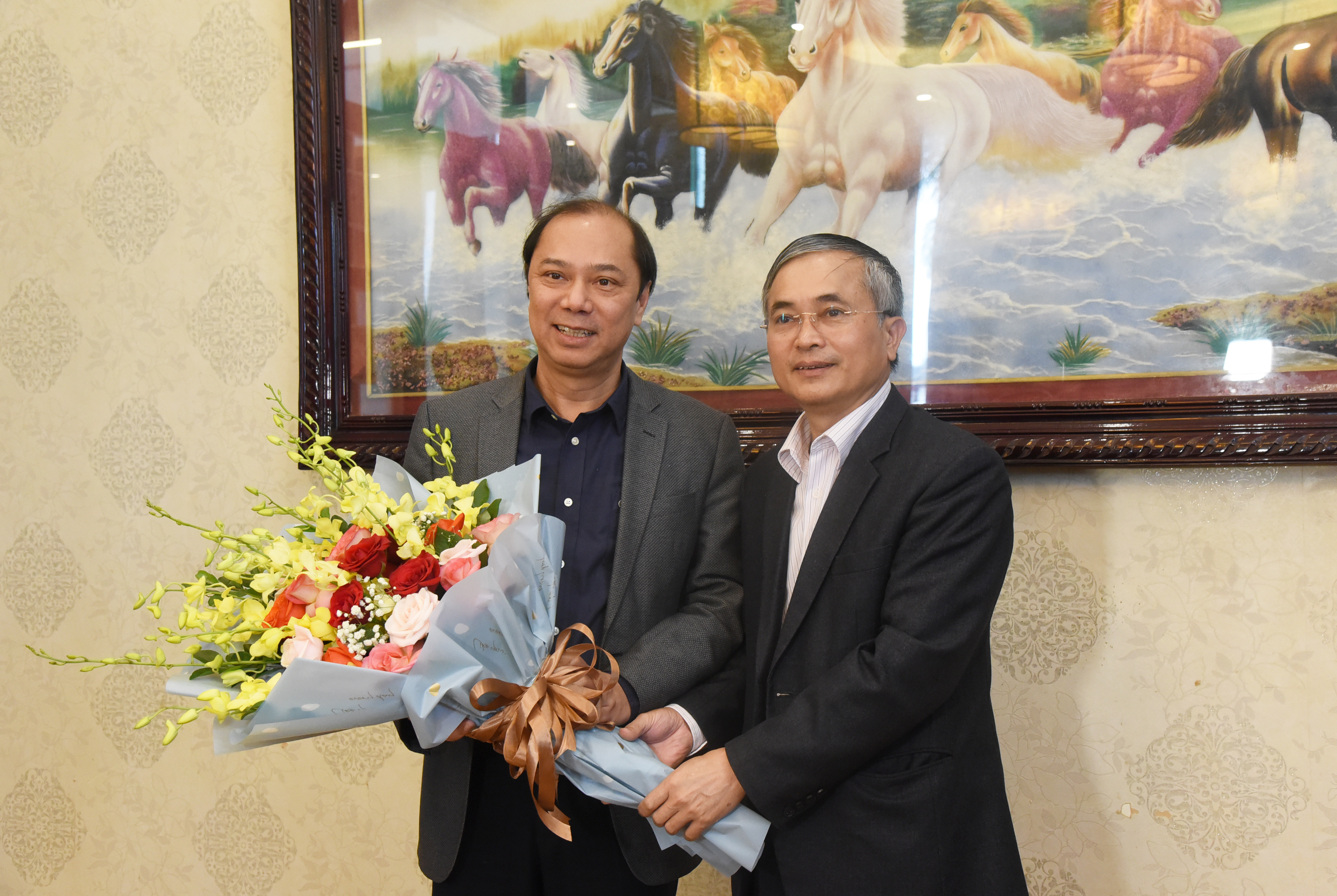 Lãnh đạo tỉnh Nghệ An tặng hoa chúc mừng đồng chí Nguyễn Quốc Dũng được bổ nhiệm làm Đại sứ Việt Nam tại Hoa Kỳ nhiệm kỳ 2022-2024. Ảnh: TG
