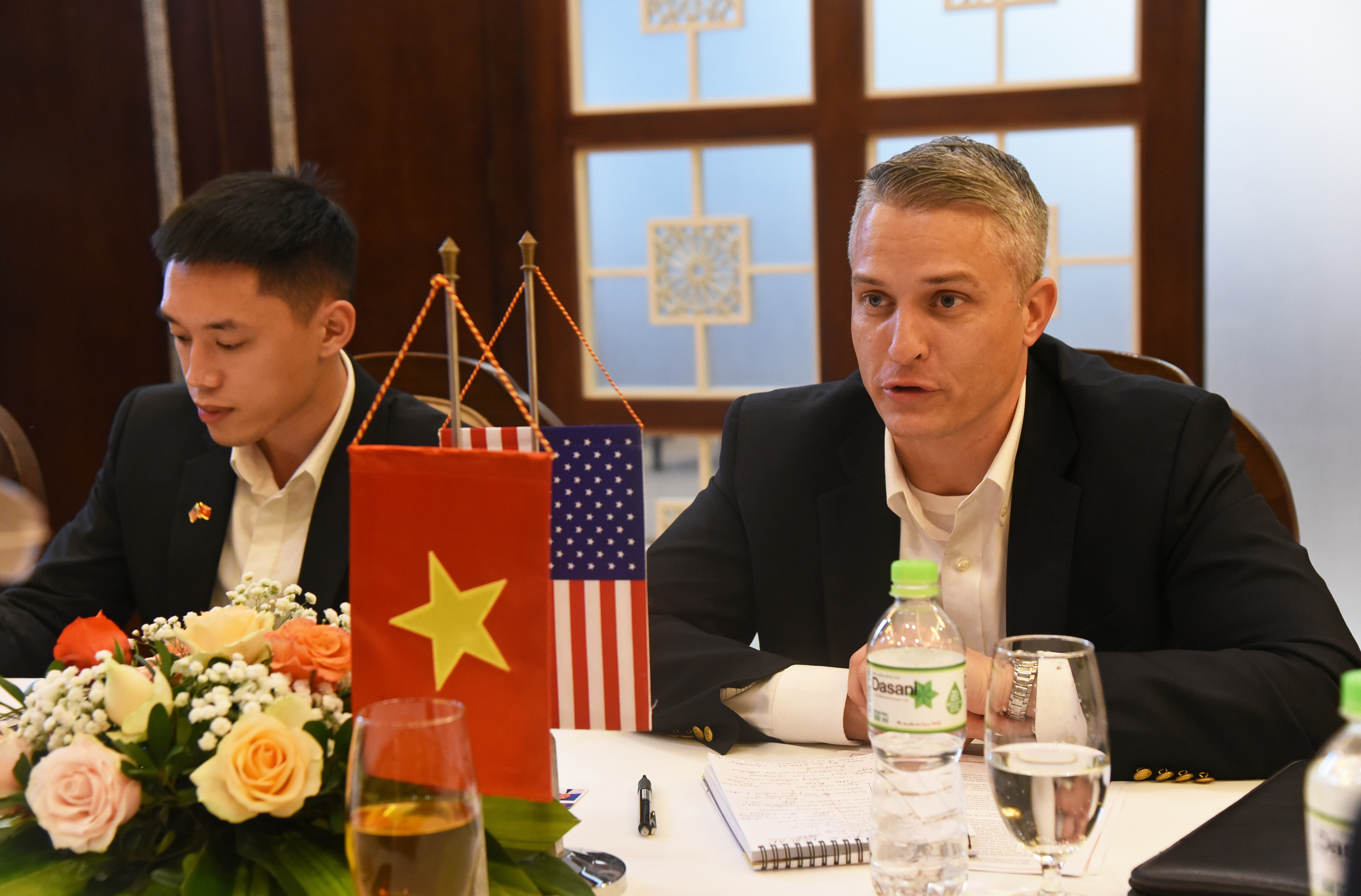 Ông Thomas Stevenson - Đại tá, Tùy viên Quốc phòng, Đại sứ quán Hoa Kỳ đánh giá cao quan điểm bảo vệ môi trường của tỉnh Nghệ An. Ảnh: TG
