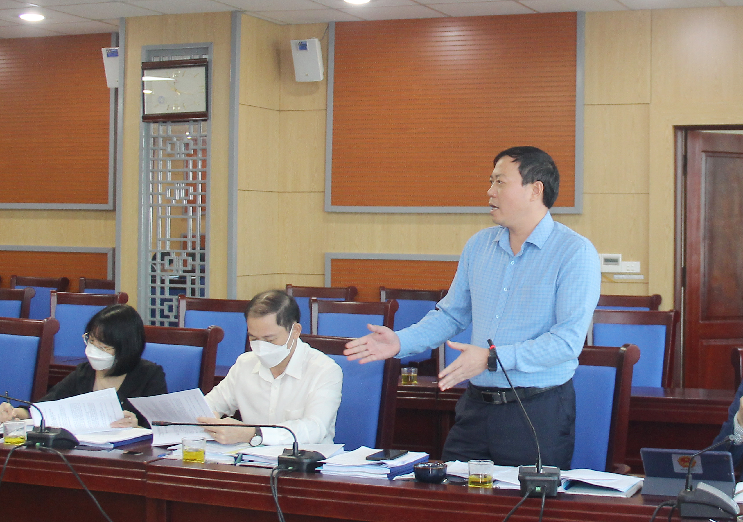 Đồng chí Chu Đức Thái - Trưởng ban Văn hóa - Xã hội tham gia ý kiến tại cuộc thẩm tra. Ảnh: Mai Hoa