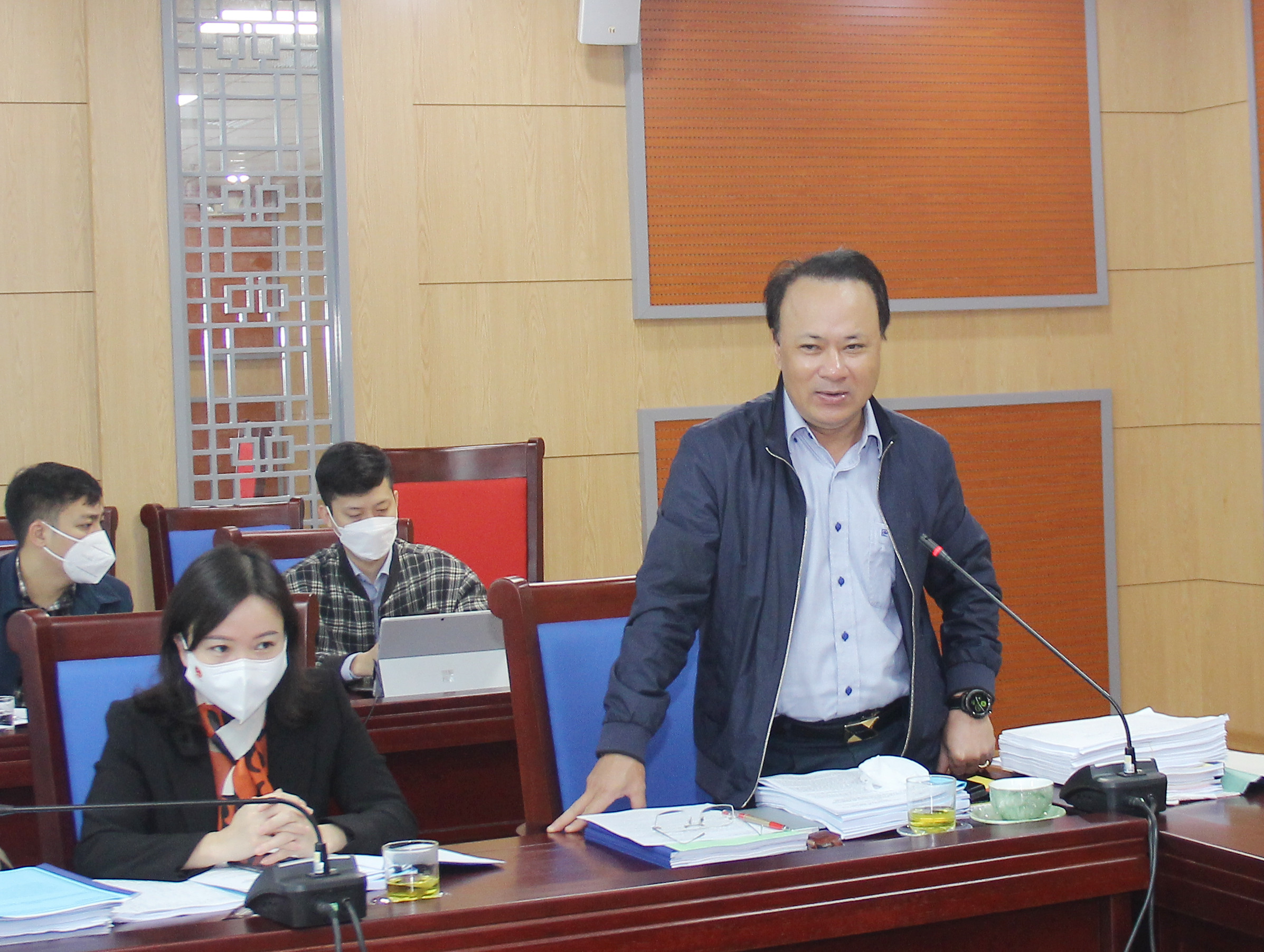 Đồng chí Nguyễn Nam Đình - Ủy viên ban Thường vụ Tỉnh ủy, Phó Chủ tịch Thường trực HĐND tỉnh tham gia ý kiến tại cuộc thẩm tra. Ảnh: Mai Hoa