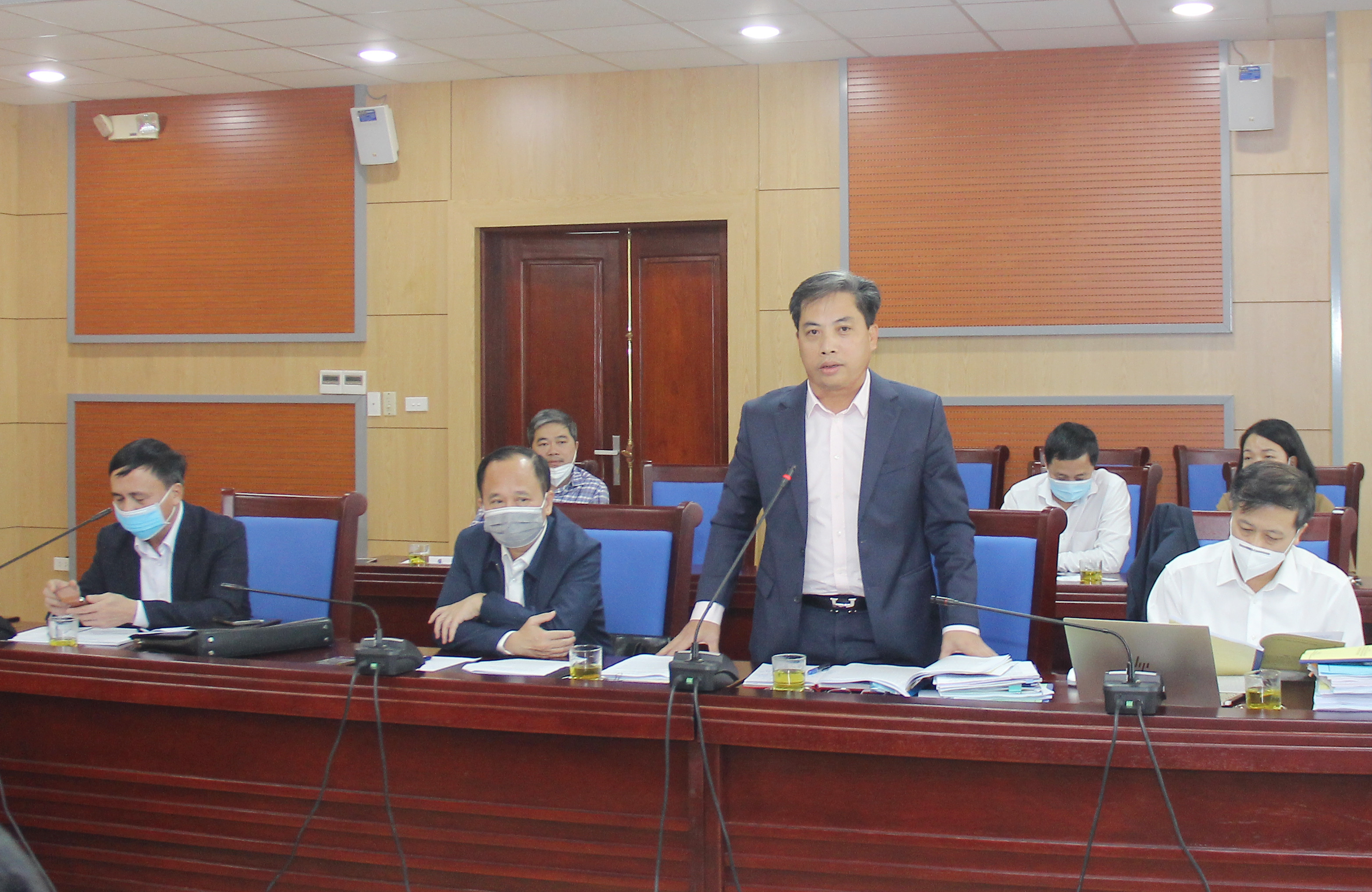 Đồng chí Nguyễn Thanh Tùng - Phó Giám đốc Sở Tài chính tham gia ý kiến tại cuộc họp. Ảnh: Mai Hoa