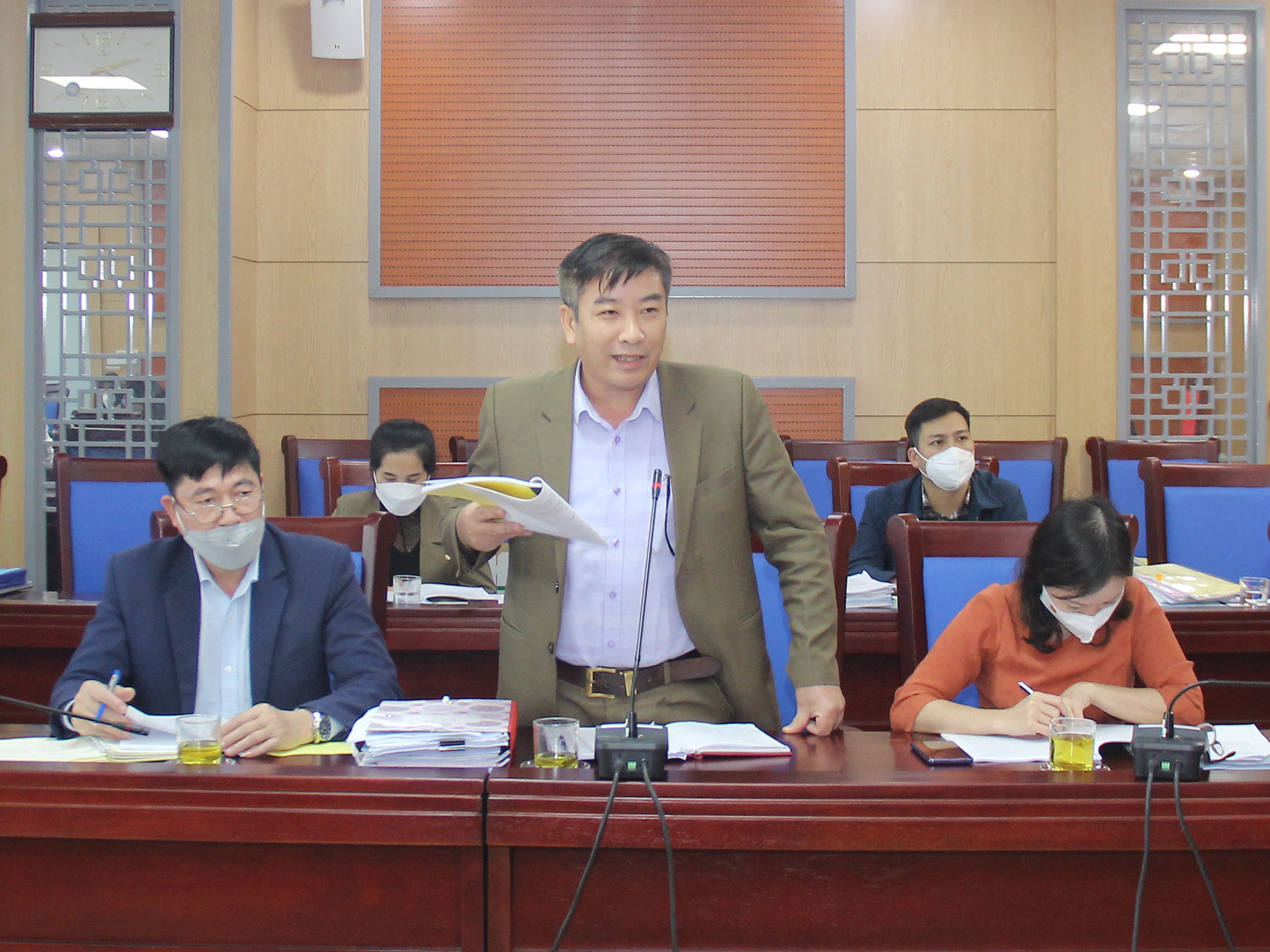 Đồng chí Hoàng Lân - Phó trưởng ban Kinh tế - Ngân sách HĐND tỉnh tham gia ý kiến tại cuộc họp. Ảnh: Mai Hoa