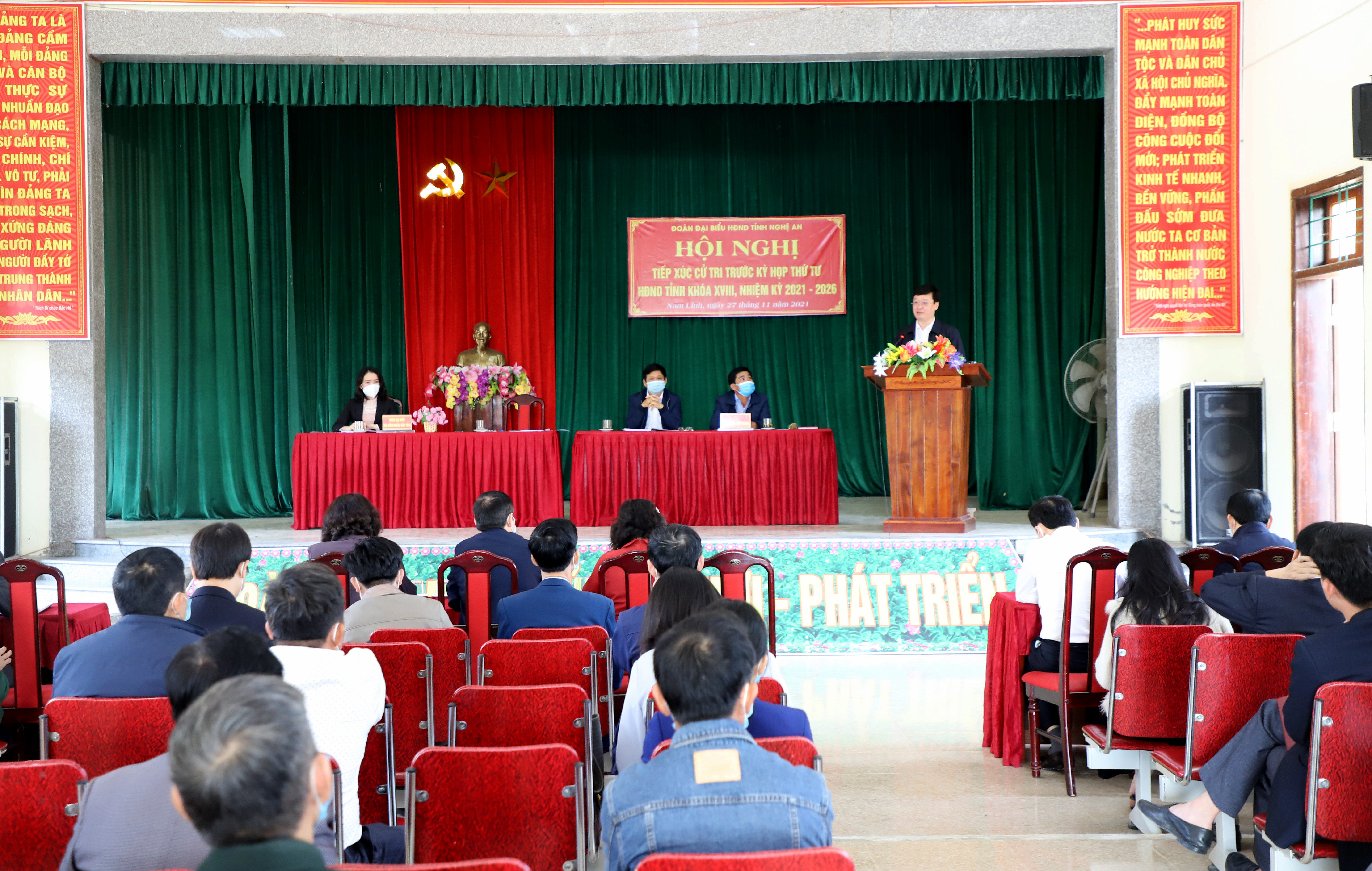 Các cử tri lắng nghe Chủ tịch UBND tỉnh Nguyễn Đức Trung trao đổi. Ảnh: Phạm Bằng
