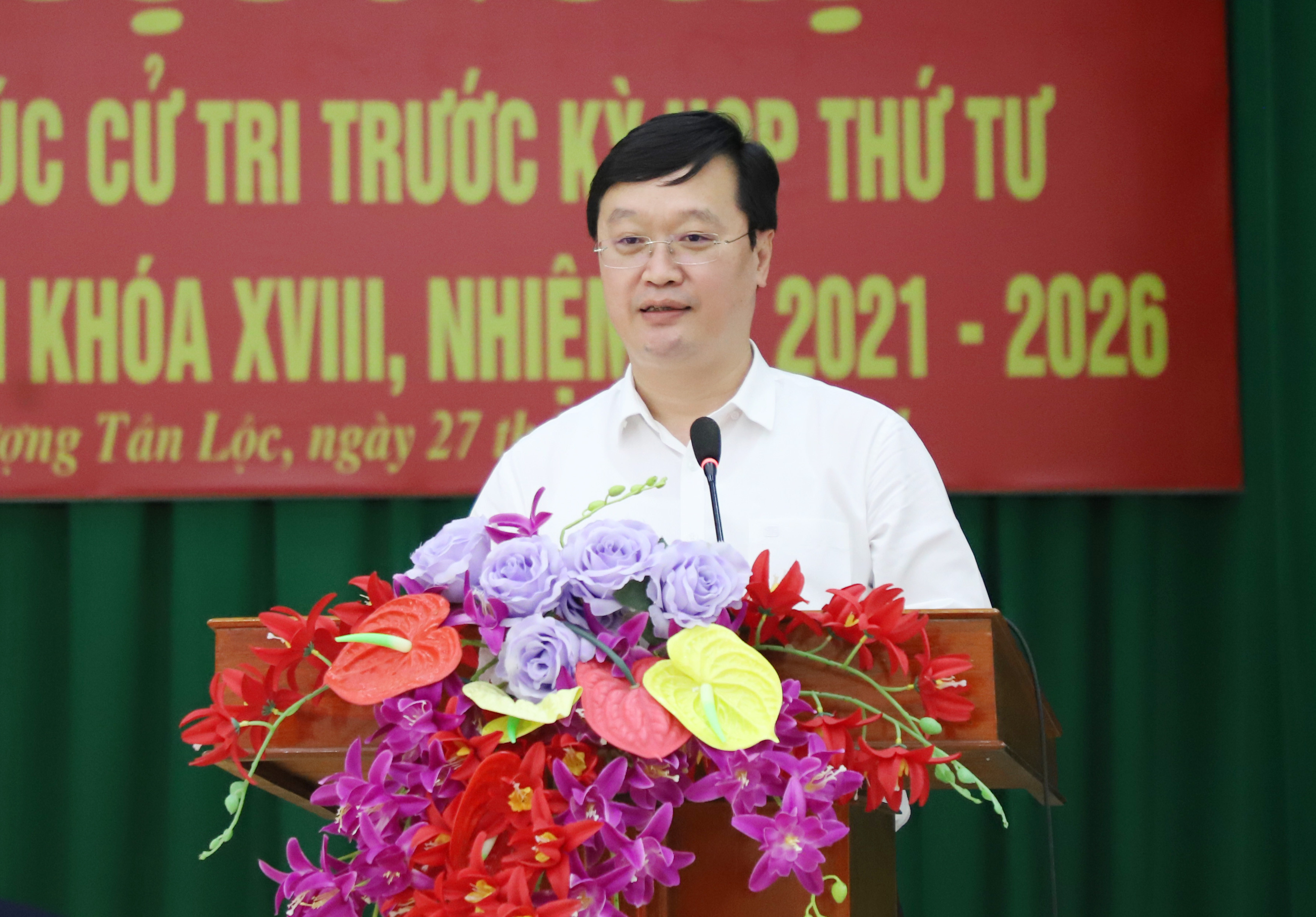 Đồng chí Nguyễn Đức Trung - Chủ tịch UBND tỉnh phát biểu tại hội nghị tiếp xúc cử tri xã Thượng Tân Lộc. Ảnh: Phạm Bằng