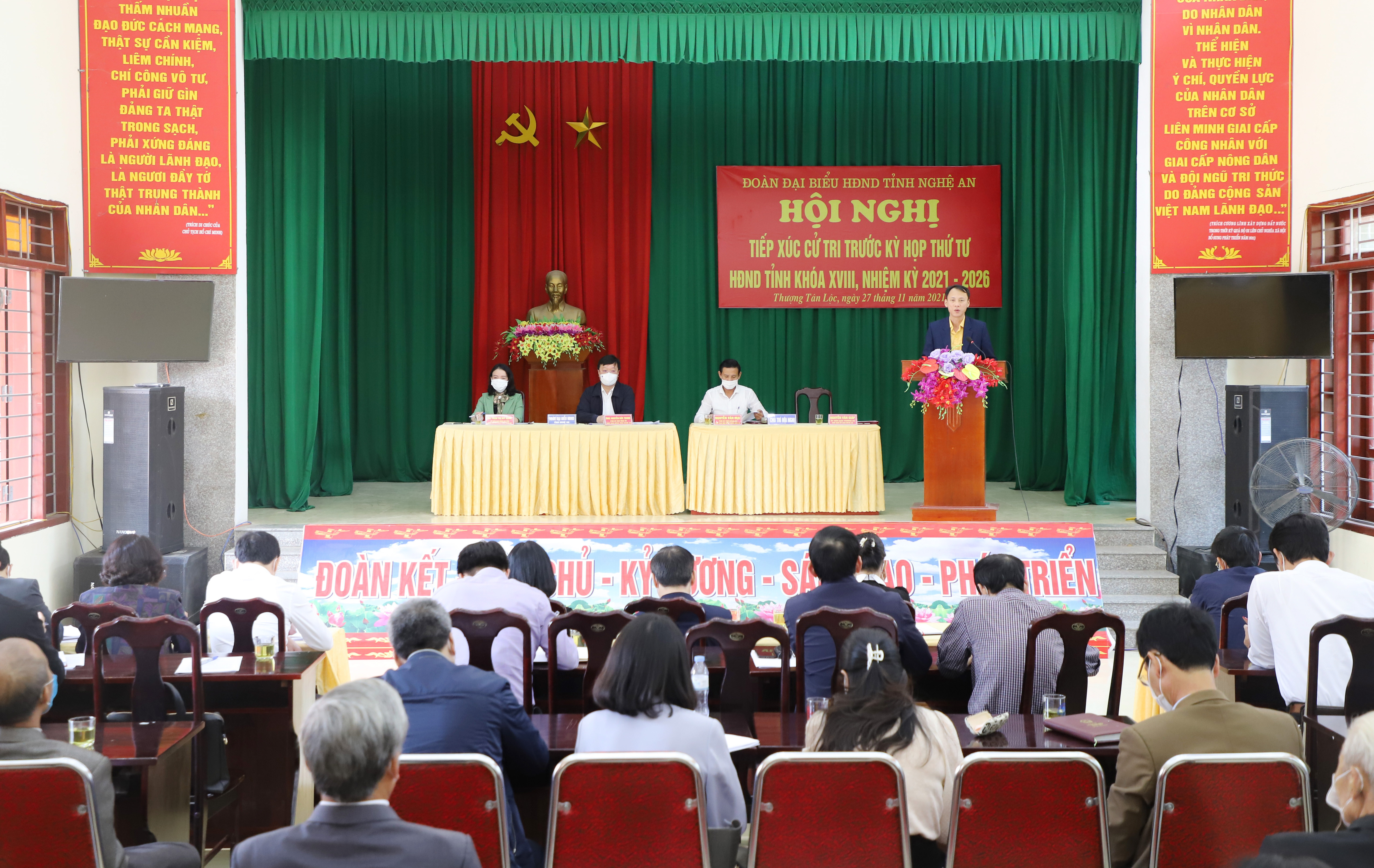 Quang cảnh Hội nghị tiếp xúc cử tri của đại biểu HĐND tỉnh tại xã Thượng Tân Lộc. Ảnh: Phạm Bằng