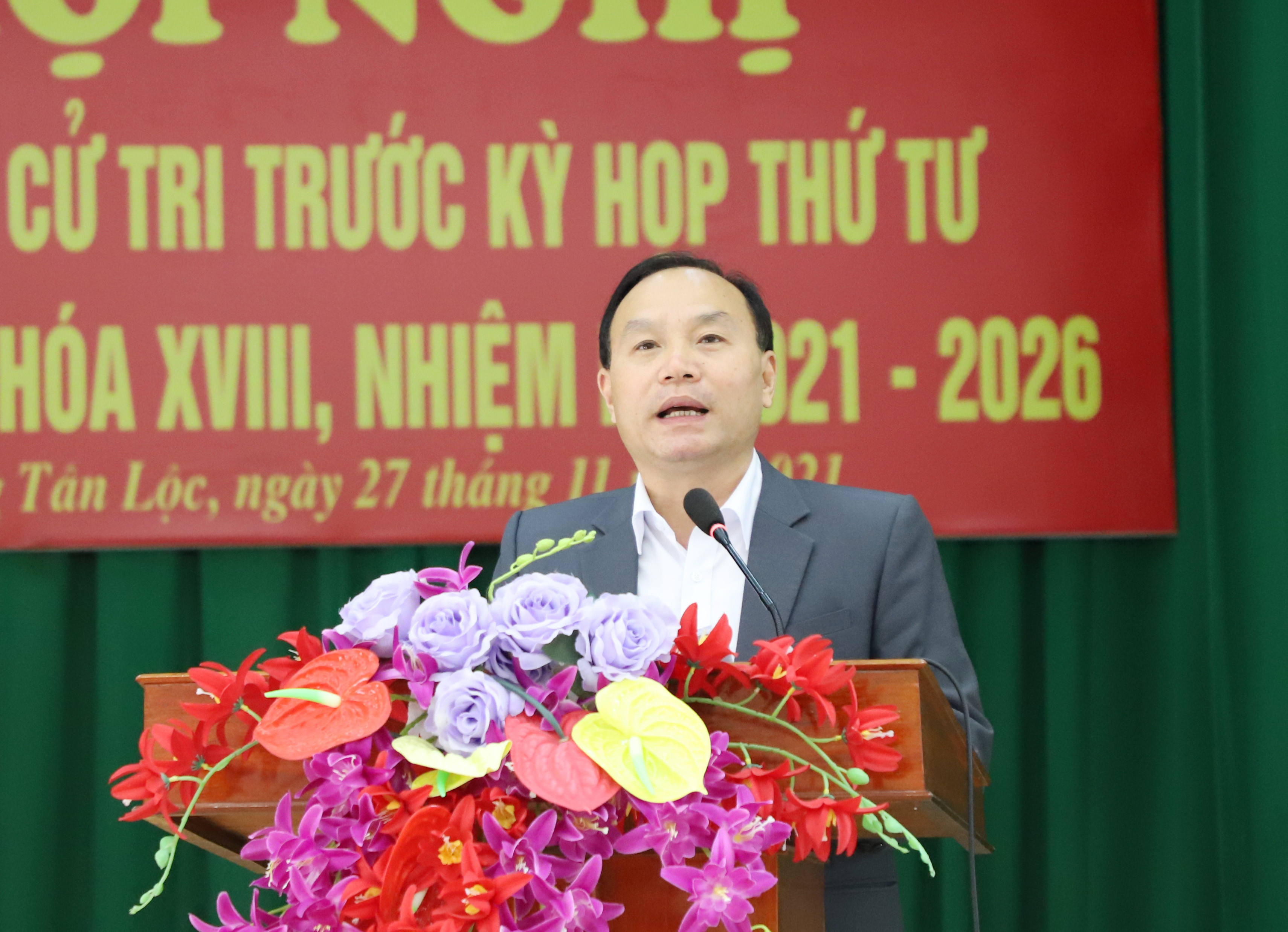 Ông Vương Hồng Thái - Phó Chủ tịch UBND huyện Nam Đàn trả lời ý kiến cử tri. Ảnh: Phạm Bằng