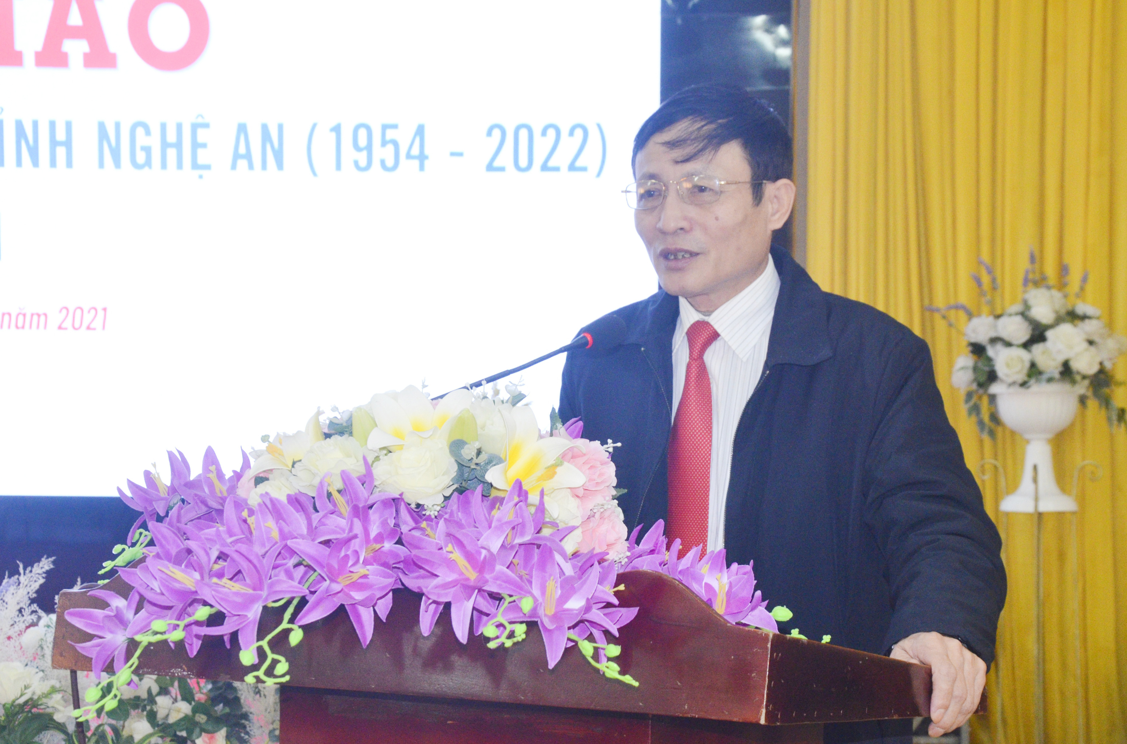 Phó Bí thư Đảng ủy Khối Các cơ quan tỉnh - đồng chí Hoàng Văn Nhiên phát biểu góp ý tại hội thảo. Ảnh: Thanh Lê