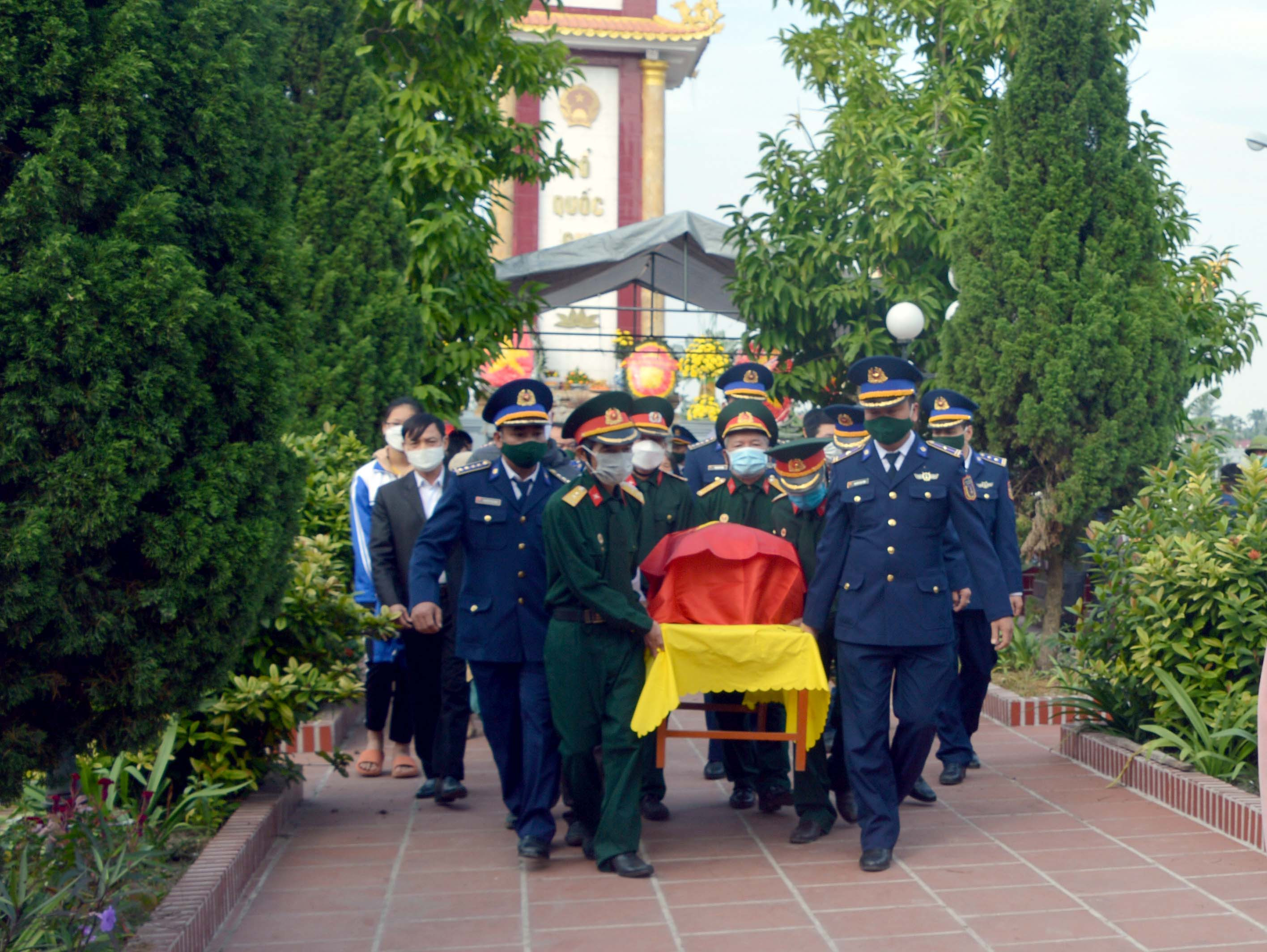 Chính quyền, đồng đội và gia đình đưa hài cốt đồng chí Phạm Văn Huy vào Nghĩa trang Liệt sĩ của xã Tiên Thanh. Ảnh: Mạnh Thường
