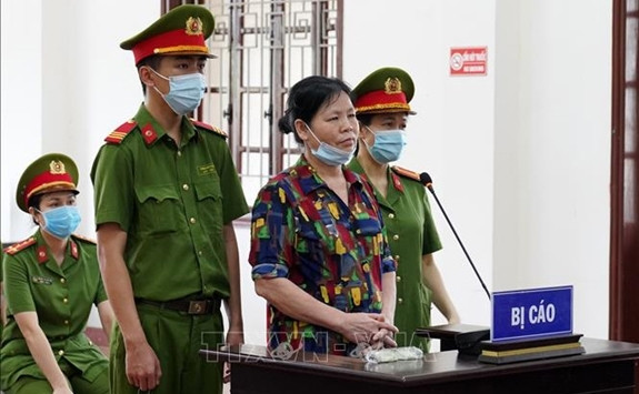  Bị cáo Cấn Thị Thêu tại phiên tòa xét xử ngày 5/5/2021. (Ảnh: TTXVN)