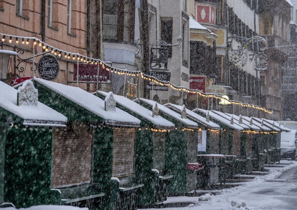 Các gian hàng đều đóng cửa tại chợ Giáng sinh ở Innsbruck, Áo hôm 28/11. Ảnh: AP